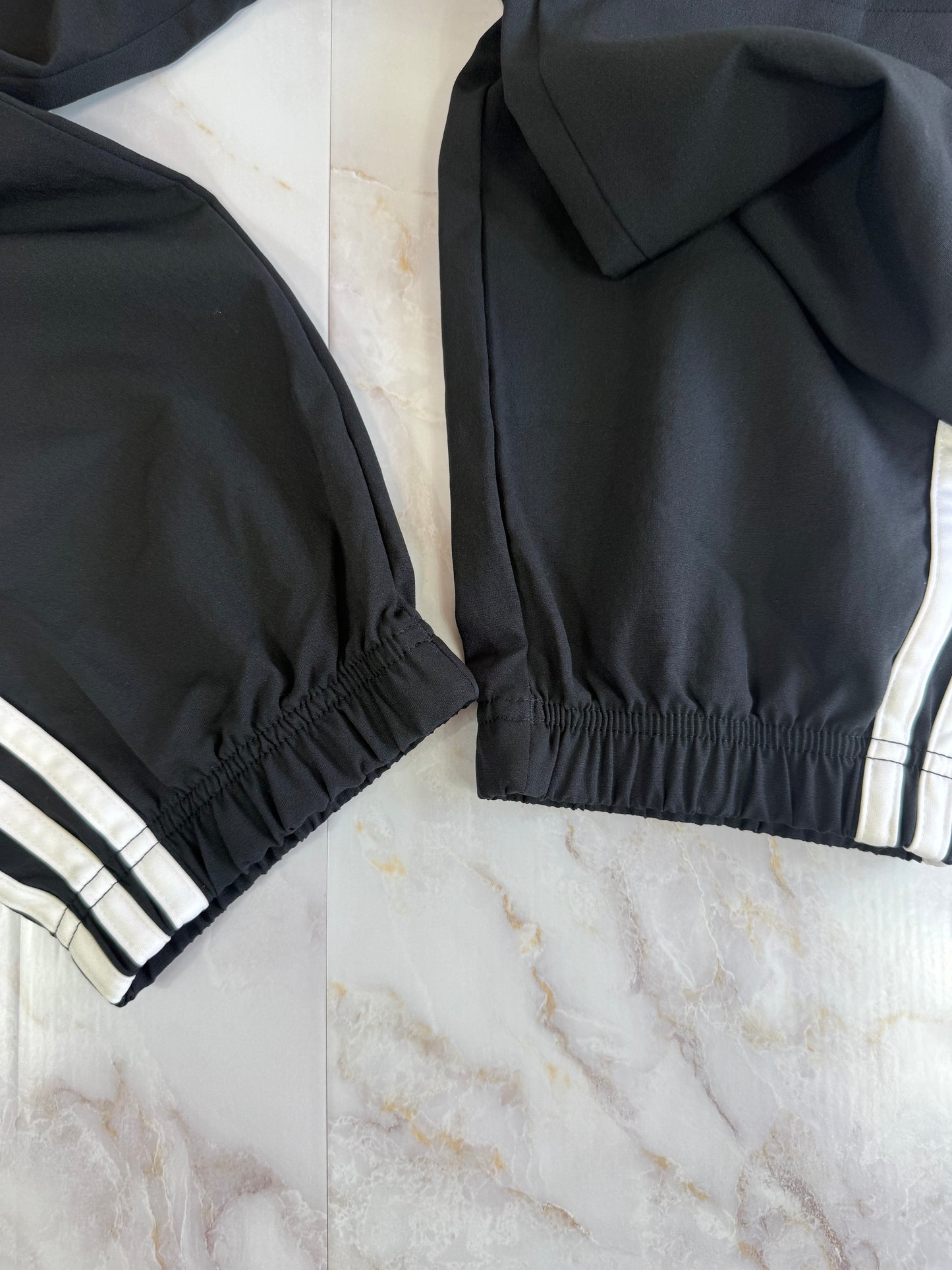 adidas アディダス ジャージパンツ ブラック | サイド3ライン・アジアSサイズ・軽量リサイクル素材使用 🏷️ 商品説明: