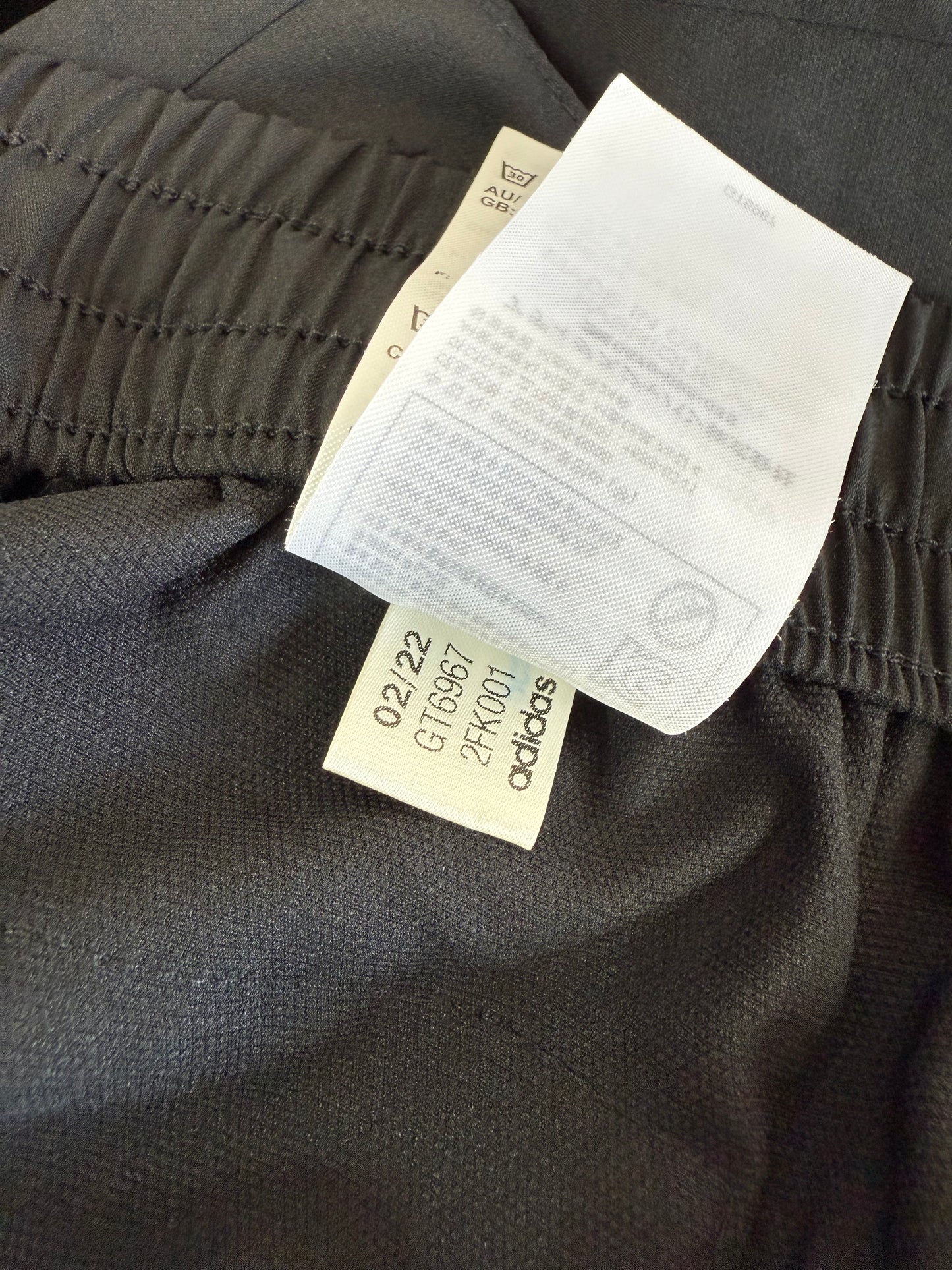 adidas アディダス ジャージパンツ ブラック | サイド3ライン・アジアSサイズ・軽量リサイクル素材使用 🏷️ 商品説明: