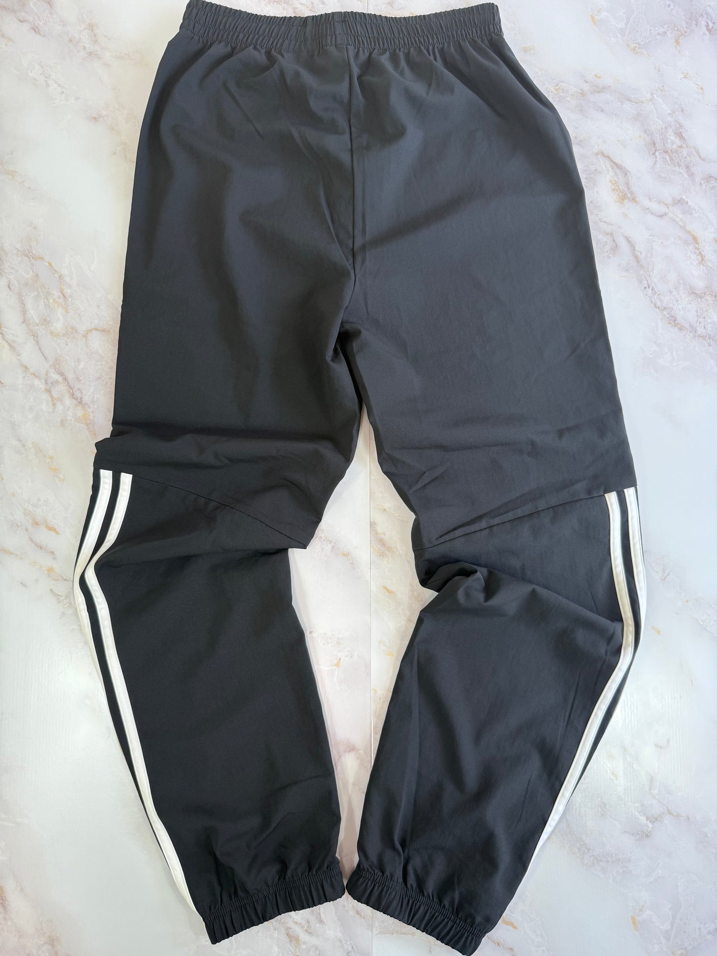 adidas アディダス ジャージパンツ ブラック | サイド3ライン・アジアSサイズ・軽量リサイクル素材使用 🏷️ 商品説明: