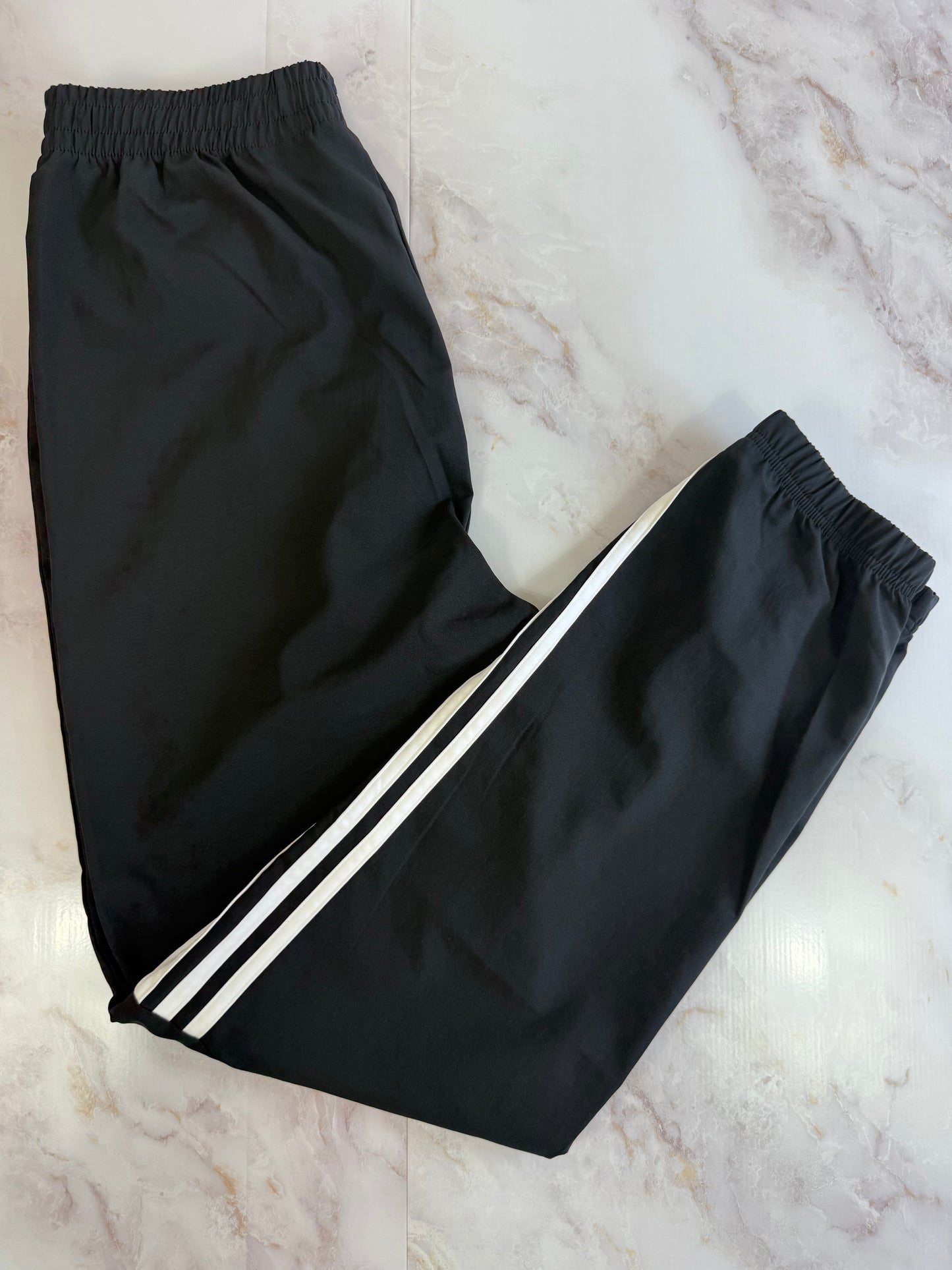 adidas アディダス ジャージパンツ ブラック | サイド3ライン・アジアSサイズ・軽量リサイクル素材使用 🏷️ 商品説明: