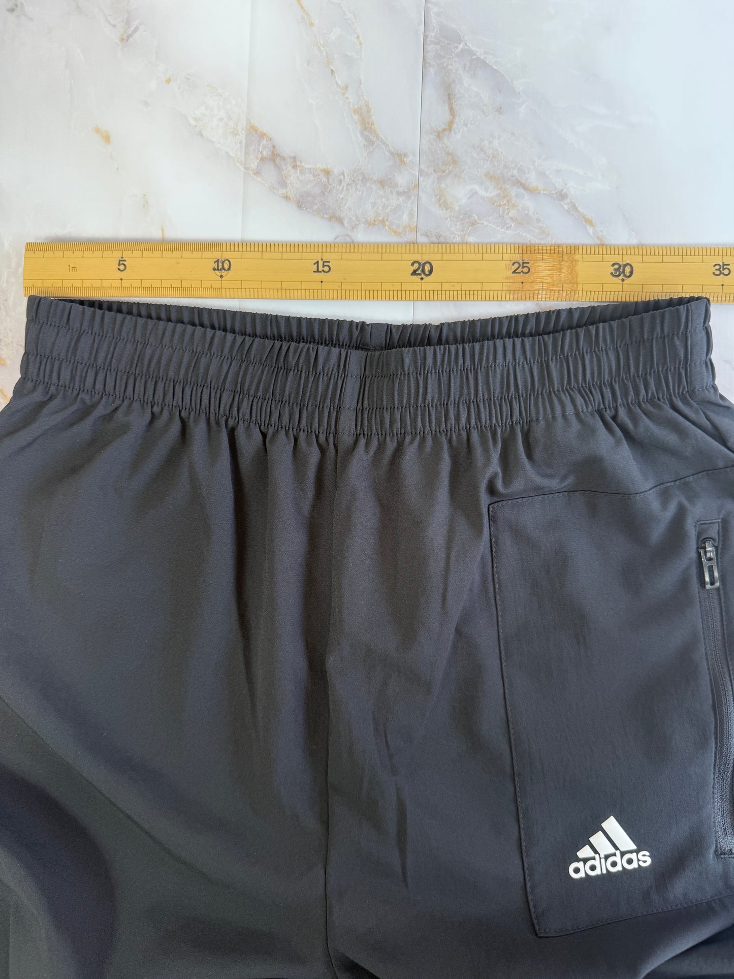 adidas アディダス ジャージパンツ ブラック | サイド3ライン・アジアSサイズ・軽量リサイクル素材使用 🏷️ 商品説明: