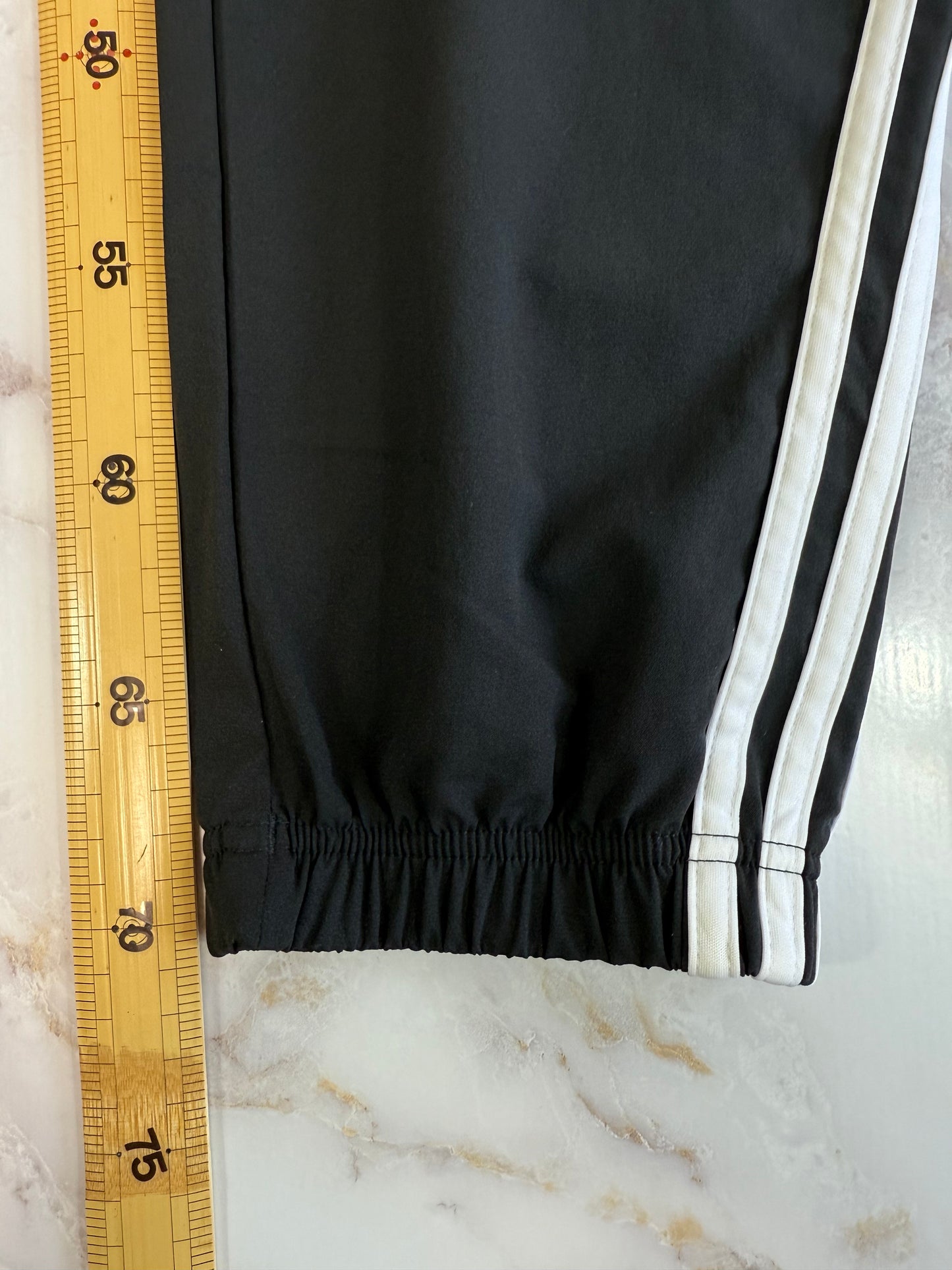 adidas アディダス ジャージパンツ ブラック | サイド3ライン・アジアSサイズ・軽量リサイクル素材使用 🏷️ 商品説明: