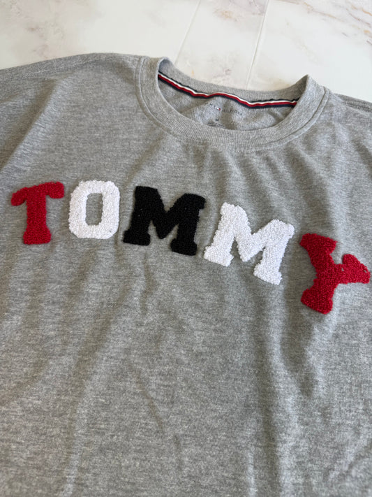 【TOMMY HILFIGER】ロゴ刺繍スウェット トレーナー グレー Mサイズ | シンプル×個性派デザインが魅力