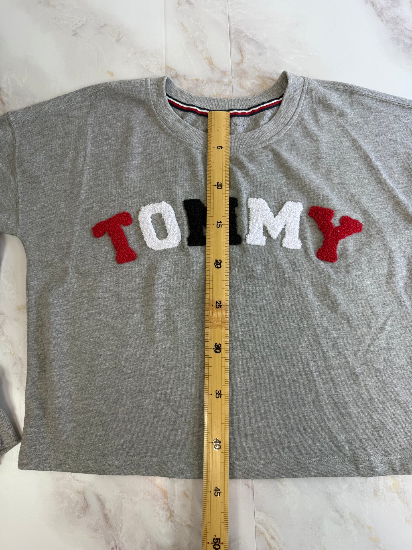 【TOMMY HILFIGER】ロゴ刺繍スウェット トレーナー グレー Mサイズ | シンプル×個性派デザインが魅力