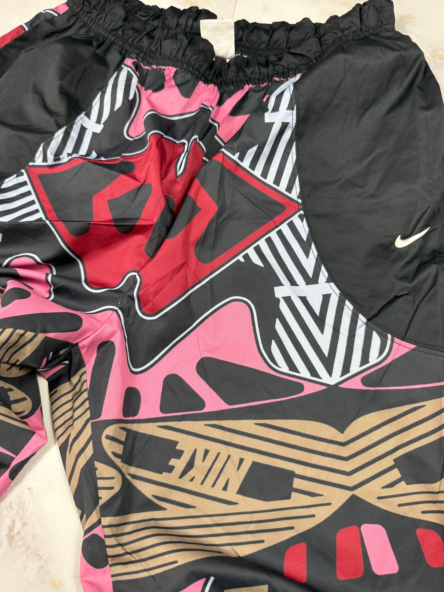 【NIKE】総柄 トラックパンツ Mサイズ マルチカラー ブラック ピンク レッド ストリート スポーツウェア