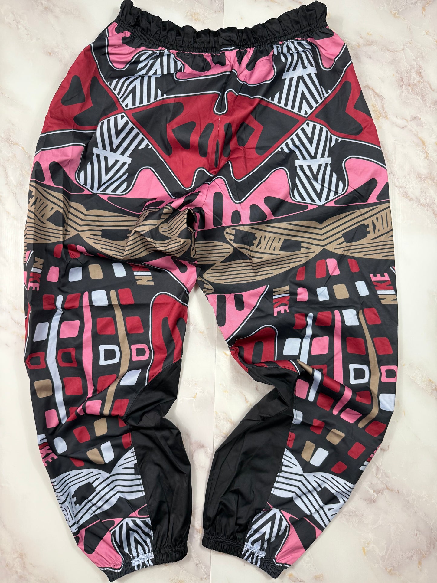 【NIKE】総柄 トラックパンツ Mサイズ マルチカラー ブラック ピンク レッド ストリート スポーツウェア