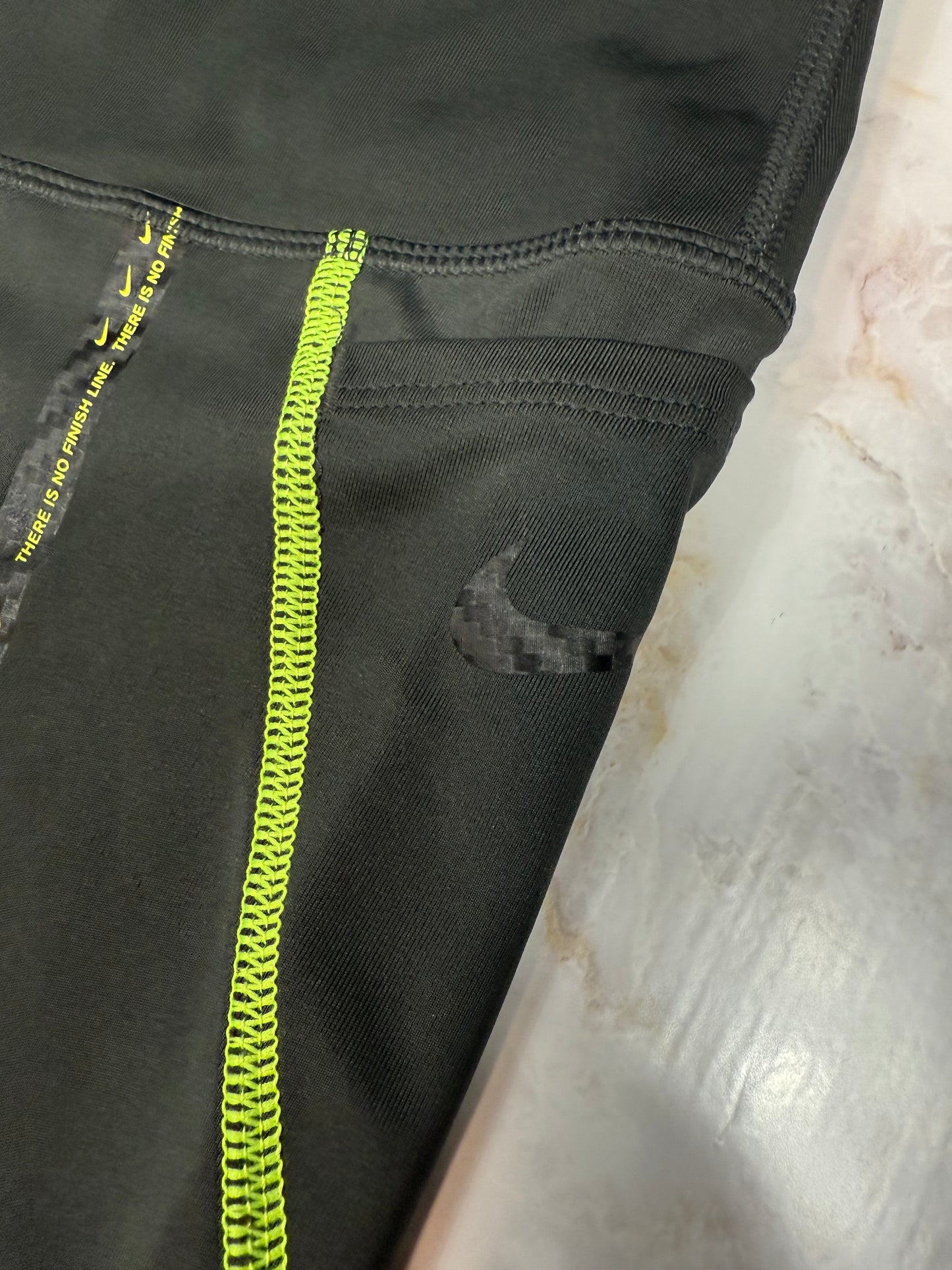 【NIKE】Dri-FIT ランニングタイツ ブラック×蛍光イエローライン メンズMサイズ | 吸汗速乾 スポーツレギンス