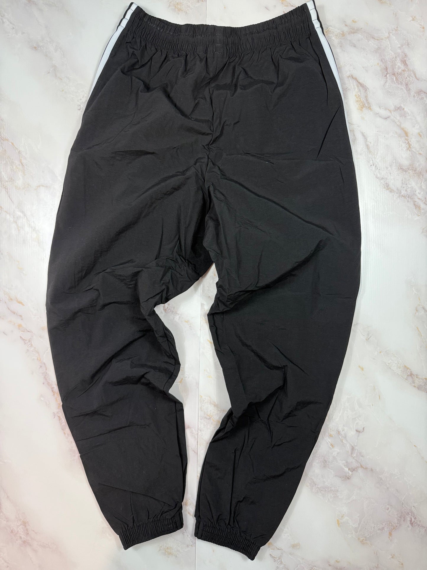 【adidas Originals】ブラック ナイロン トラックパンツ Lサイズ|3ストライプ ロックアップデザイン