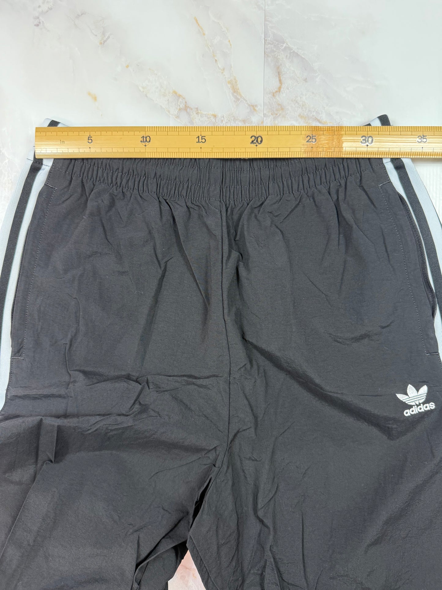 【adidas Originals】ブラック ナイロン トラックパンツ Lサイズ|3ストライプ ロックアップデザイン