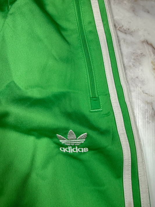 【adidas Originals】グリーン トラックパンツ Firebird TP PRIMEBLUE Mサイズ|アディダス オリジナルス サステナブル素材使用