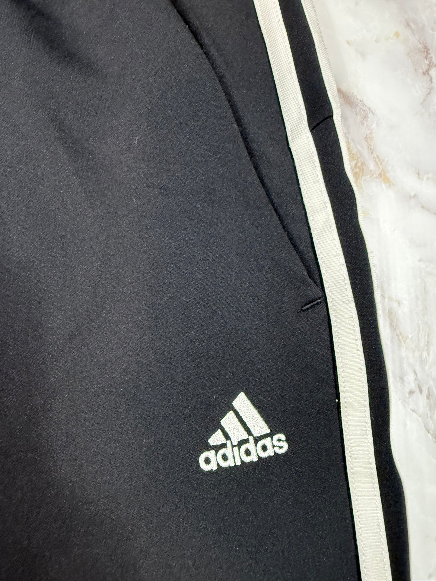 【adidas アディダス】3ストライプス トラックパンツ ブラック A/XLサイズ|ポリエステル リサイクル素材 カンボジア製 メンズ ボトムス
