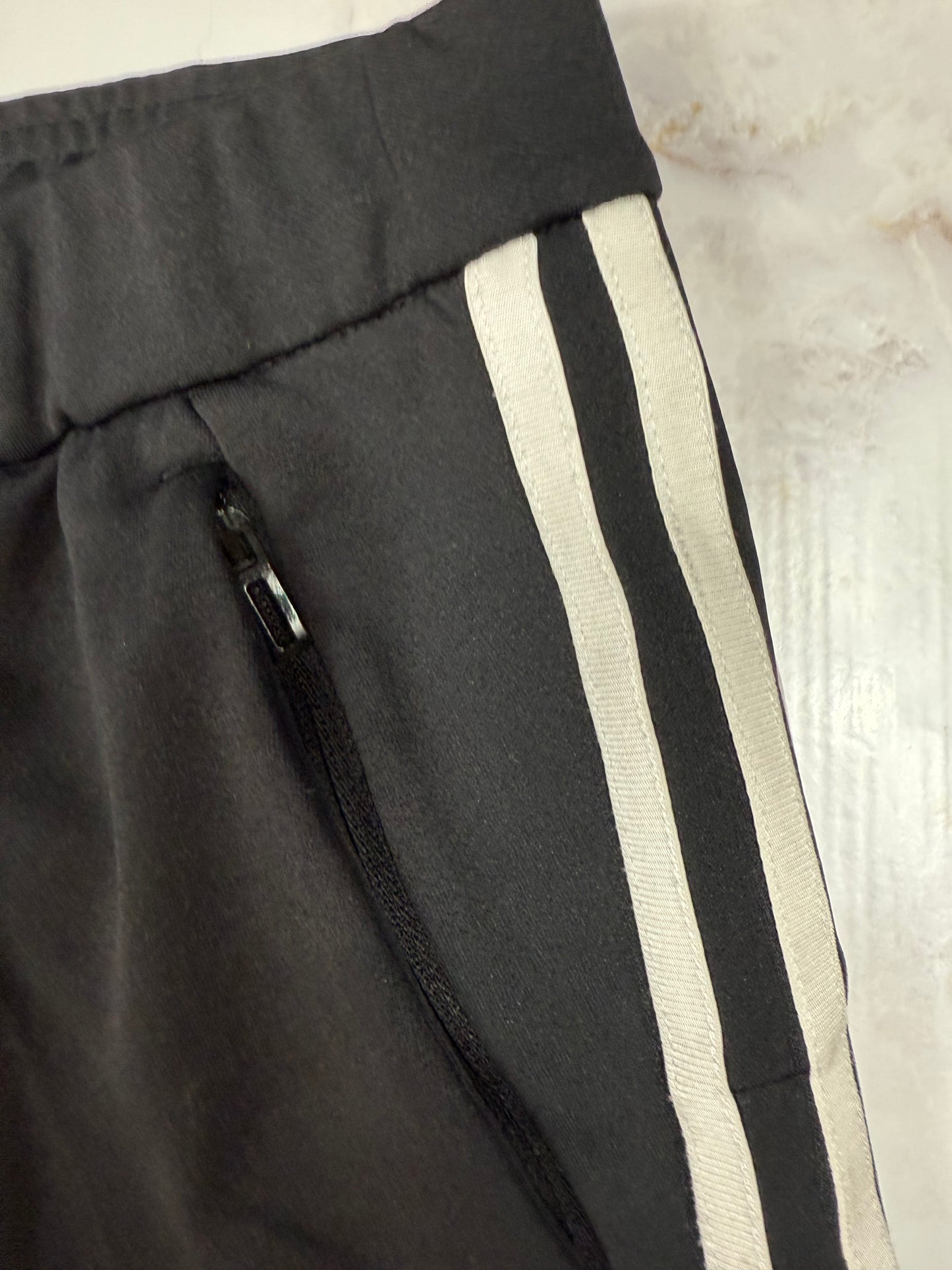 【adidas アディダス】3ストライプス トラックパンツ ブラック A/XLサイズ|ポリエステル リサイクル素材 カンボジア製 メンズ ボトムス