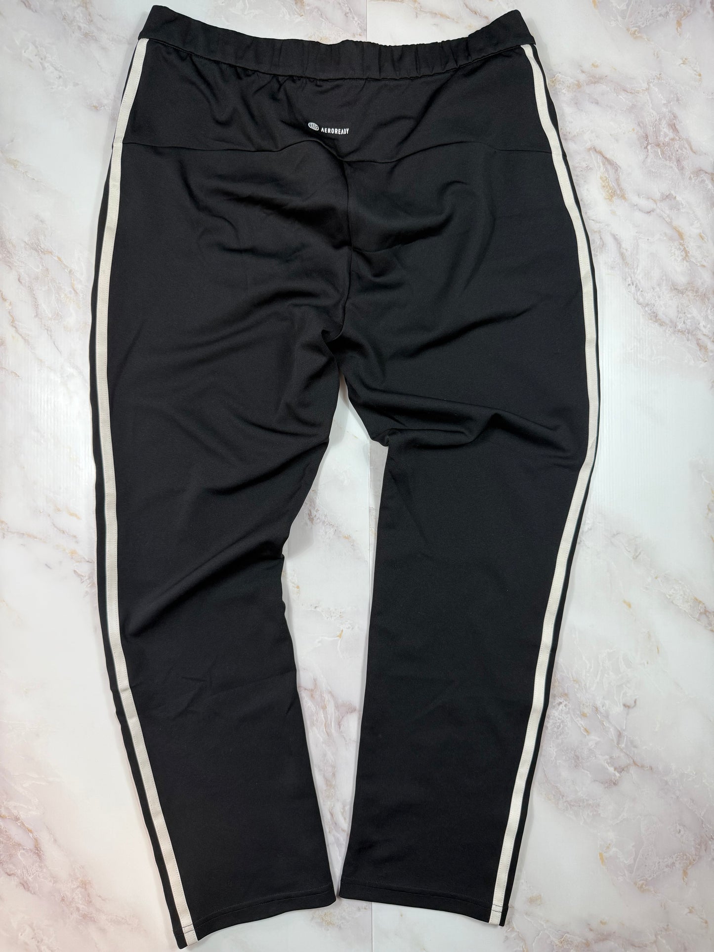 【adidas アディダス】3ストライプス トラックパンツ ブラック A/XLサイズ|ポリエステル リサイクル素材 カンボジア製 メンズ ボトムス