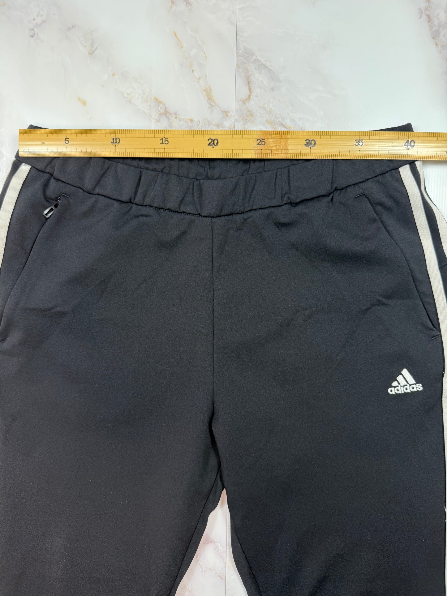 【adidas アディダス】3ストライプス トラックパンツ ブラック A/XLサイズ|ポリエステル リサイクル素材 カンボジア製 メンズ ボトムス