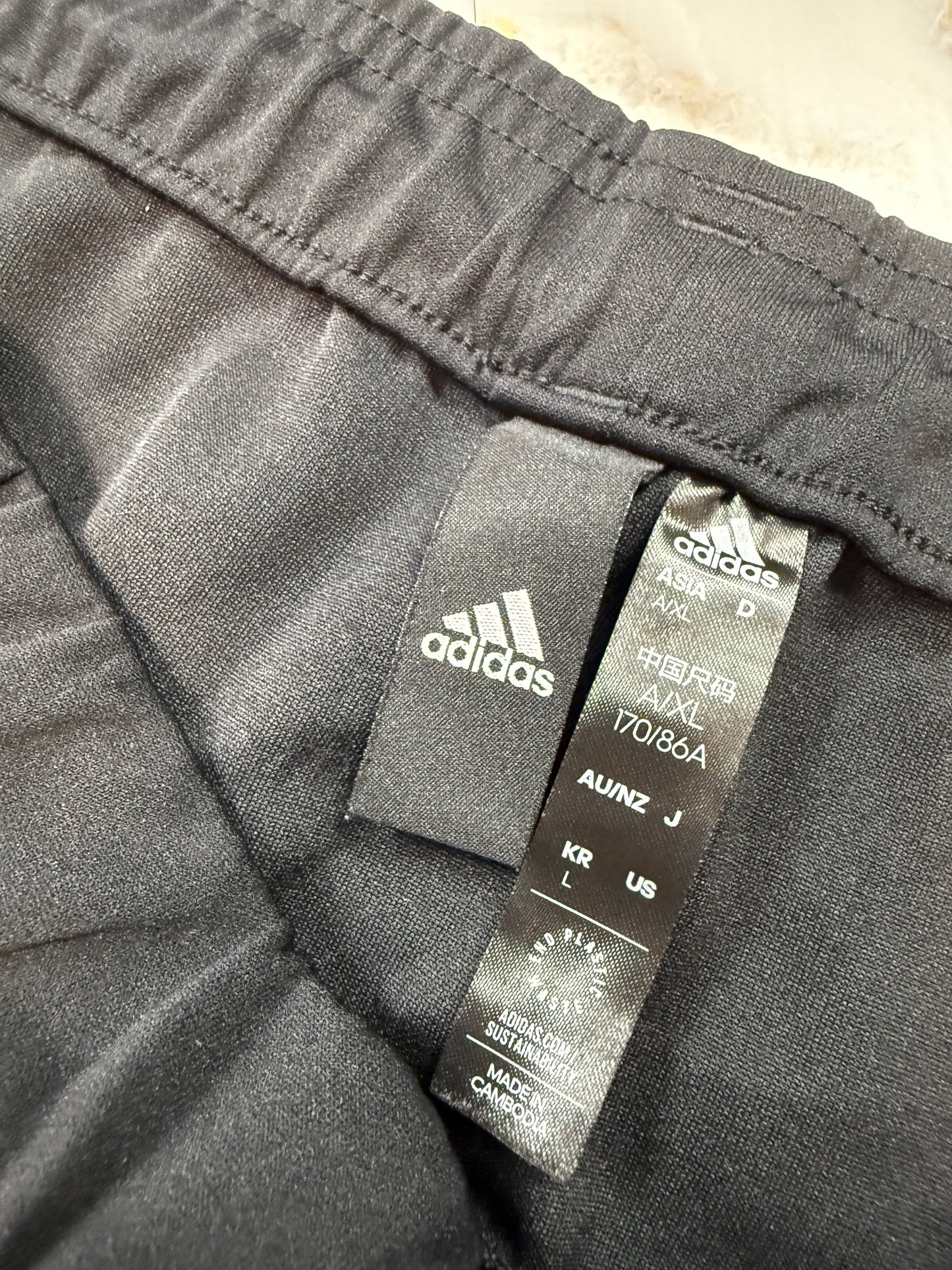 【adidas アディダス】3ストライプス トラックパンツ ブラック A/XLサイズ|ポリエステル リサイクル素材 カンボジア製 メンズ ボトムス