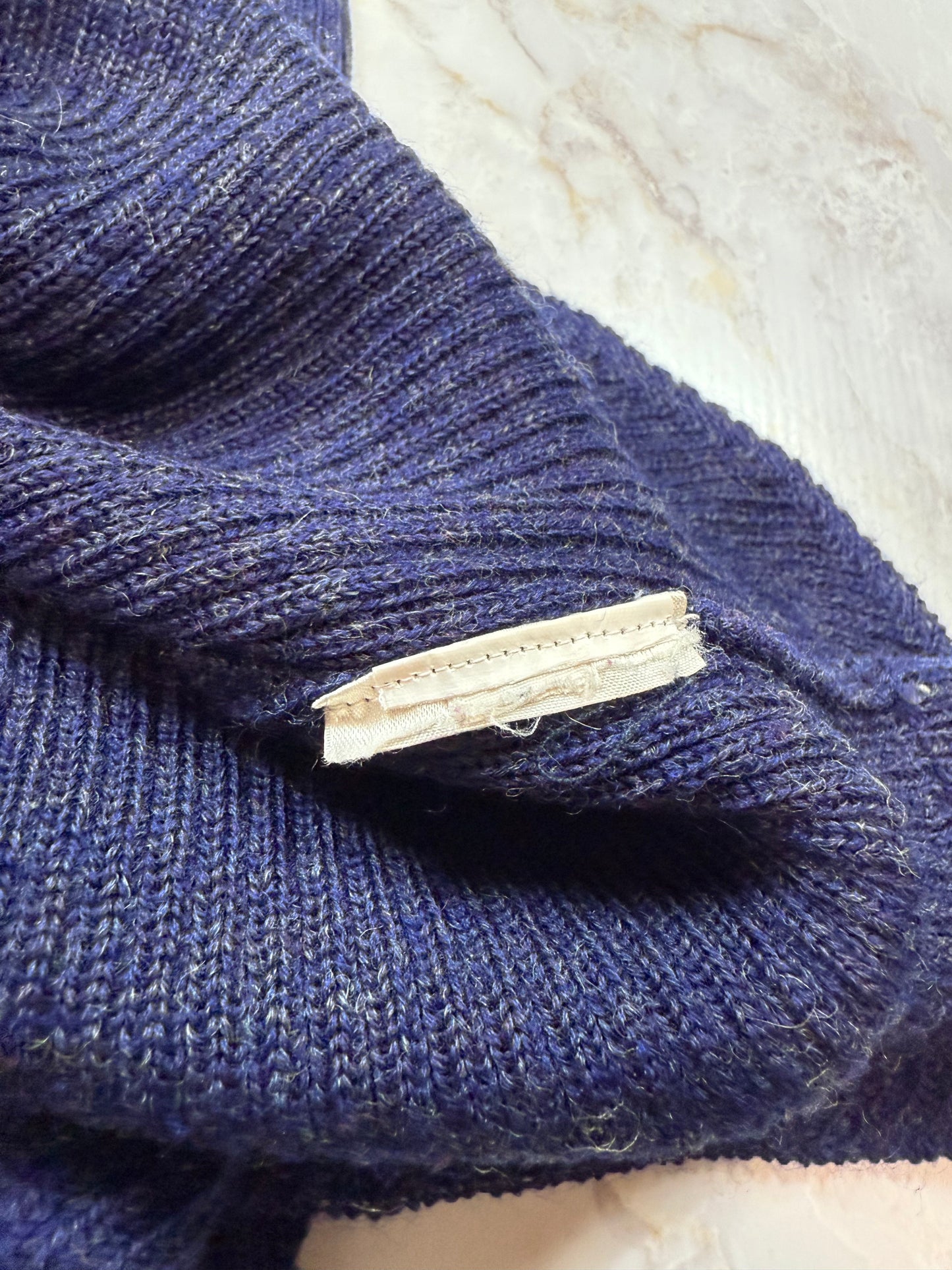 【Acne Studios】リブ編み タートルネックセーター ブルー系 レディース 裾フリルデザイン
