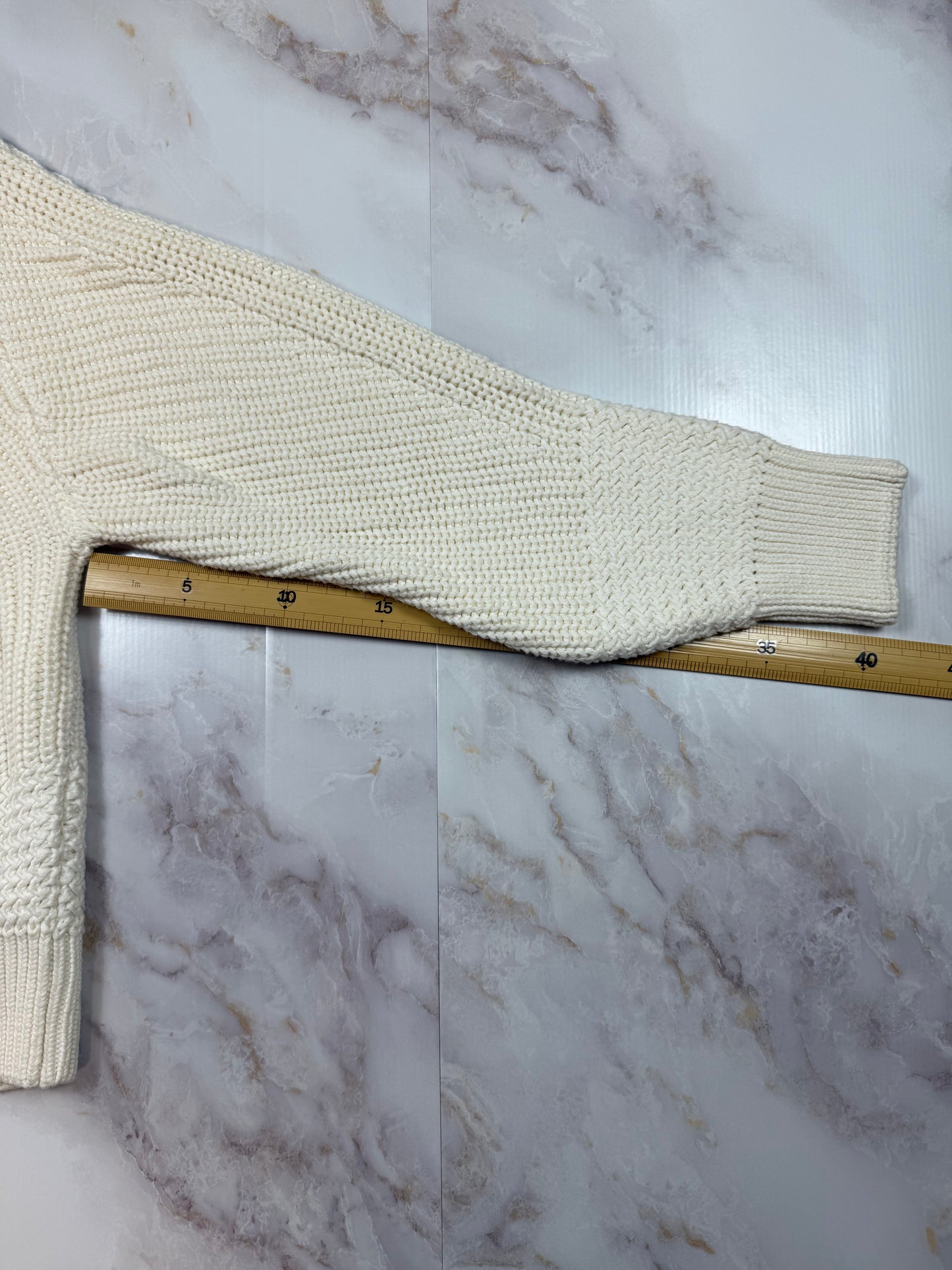 【TOMMY JEANS】ホワイト ニットカーディガン レディースSサイズ | トミージーンズ ロゴワッペン付き Vネック