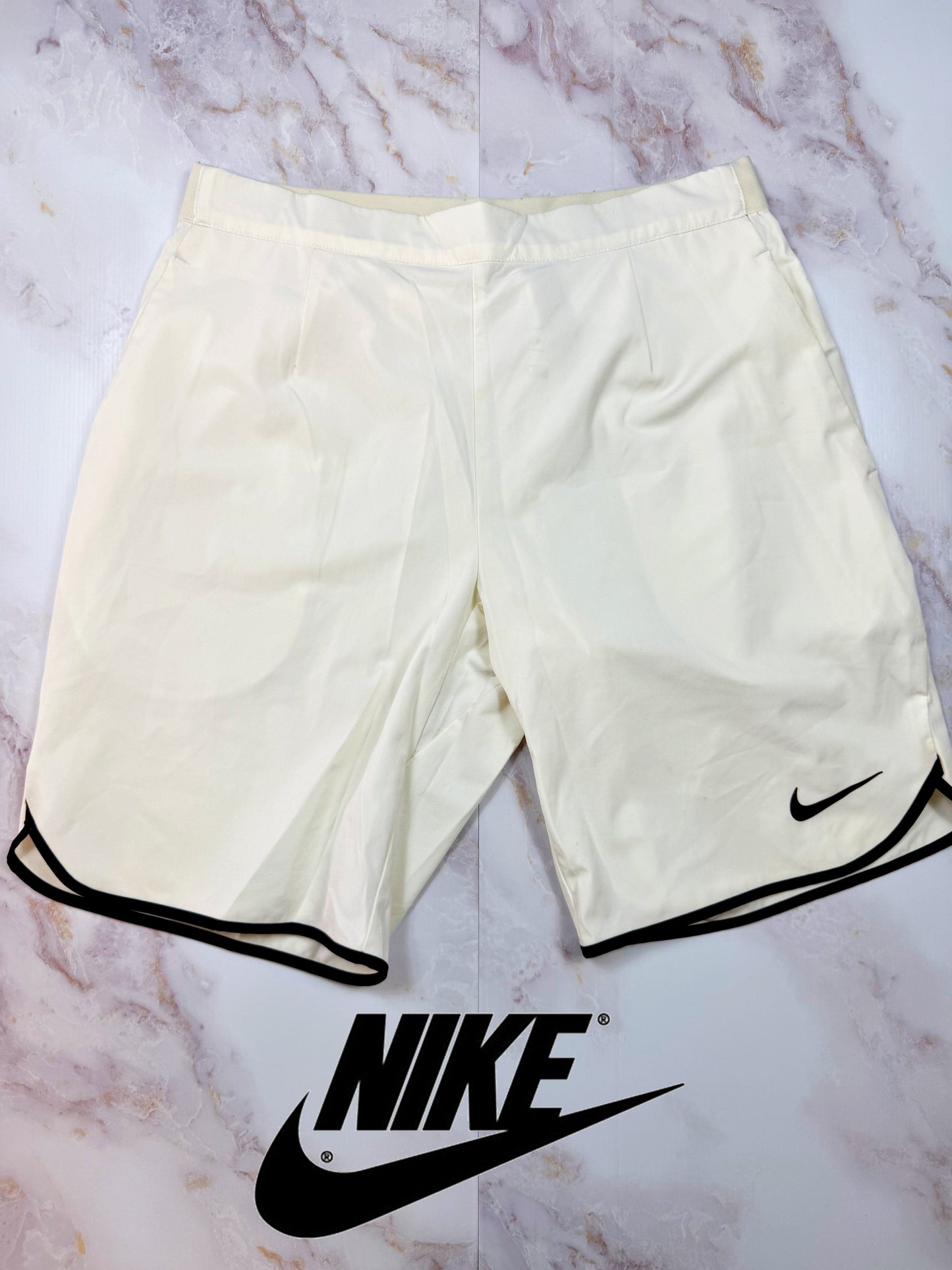 【NIKE】Dri-FIT ホワイトショーツ メンズ Mサイズ | スポーツ・トレーニング・カジュアルに最適
