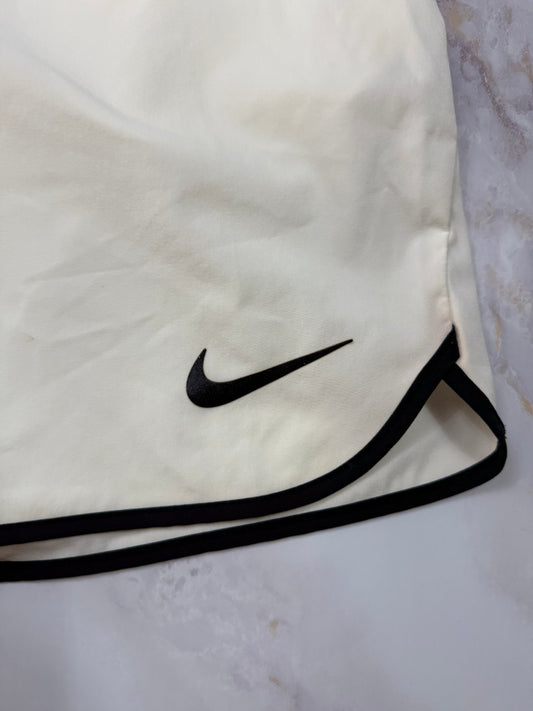 【NIKE】Dri-FIT ホワイトショーツ メンズ Mサイズ | スポーツ・トレーニング・カジュアルに最適