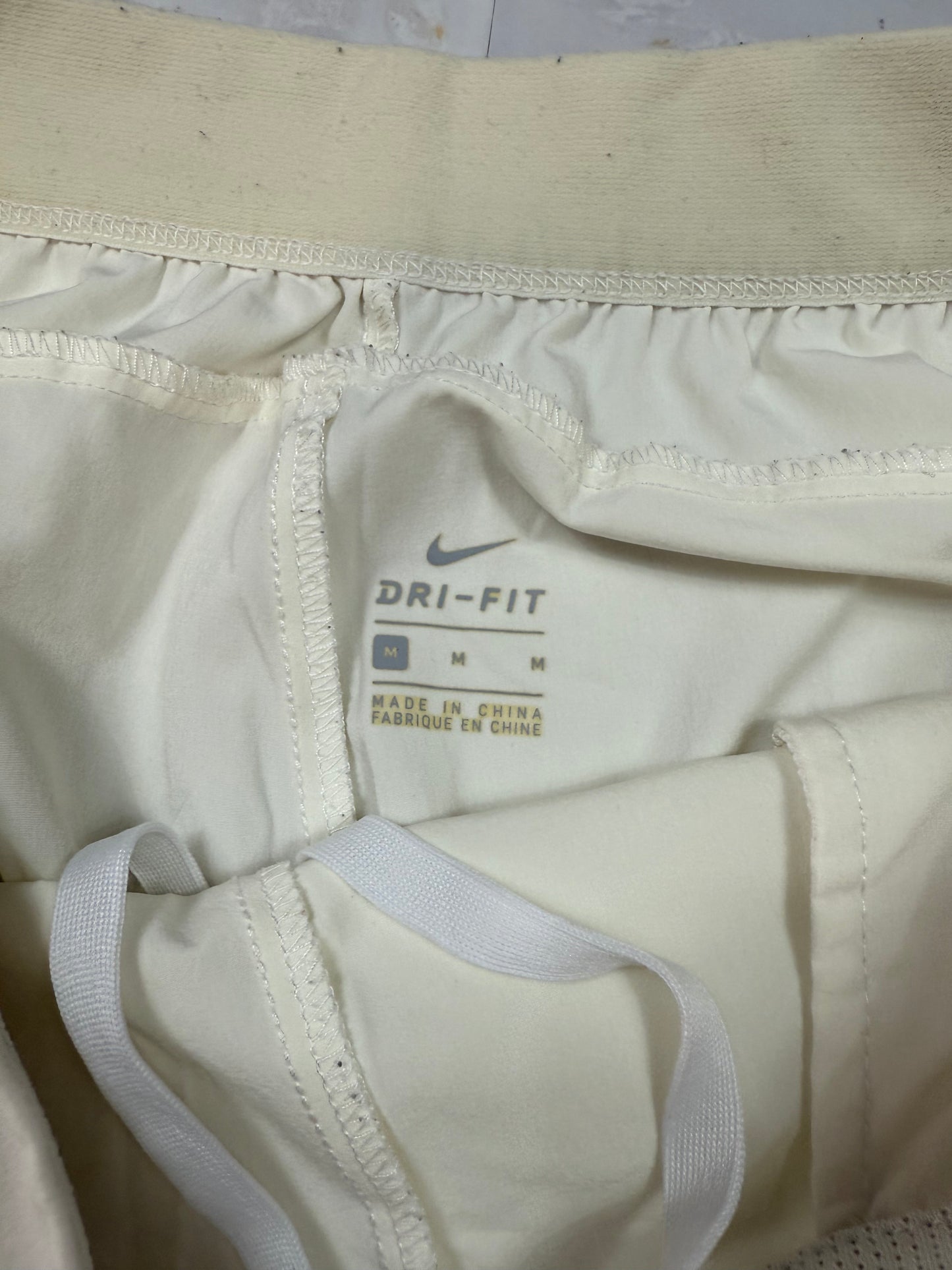 【NIKE】Dri-FIT ホワイトショーツ メンズ Mサイズ | スポーツ・トレーニング・カジュアルに最適