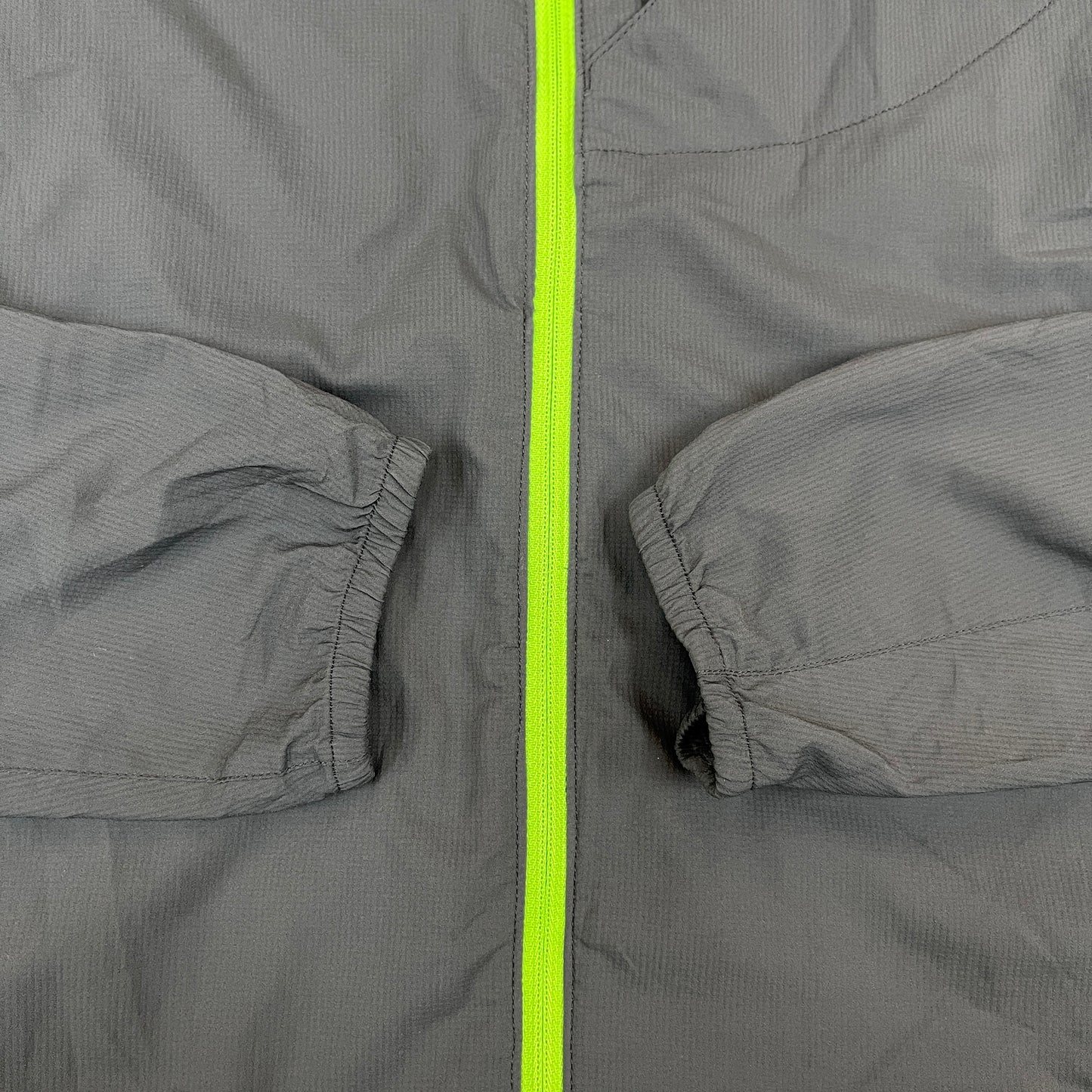 THE NORTH FACE（ザ・ノースフェイス）フライトシリーズ ランニングジャケット メンズ95(M) ウインドブレーカー グレー×ライムグリーン 軽量／速乾／反射材付き #108