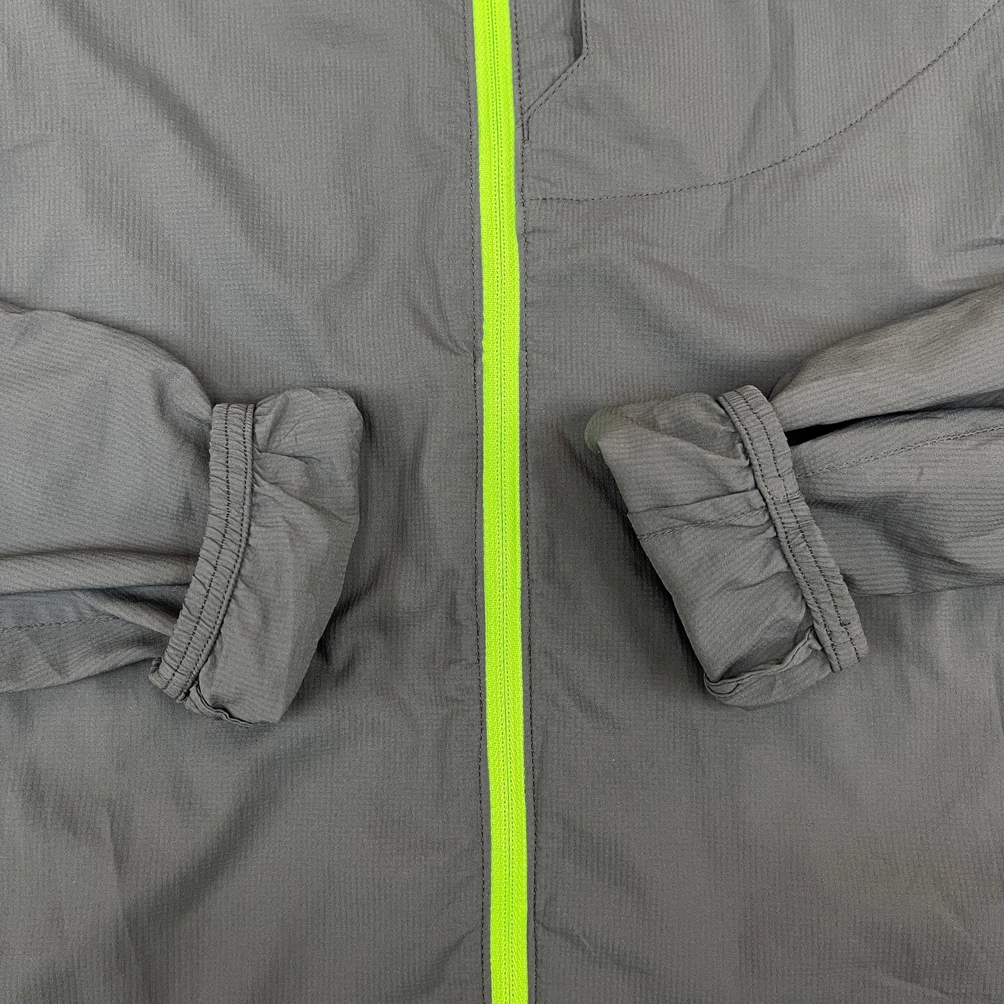 THE NORTH FACE（ザ・ノースフェイス）フライトシリーズ ランニングジャケット メンズ95(M) ウインドブレーカー グレー×ライムグリーン 軽量／速乾／反射材付き #108