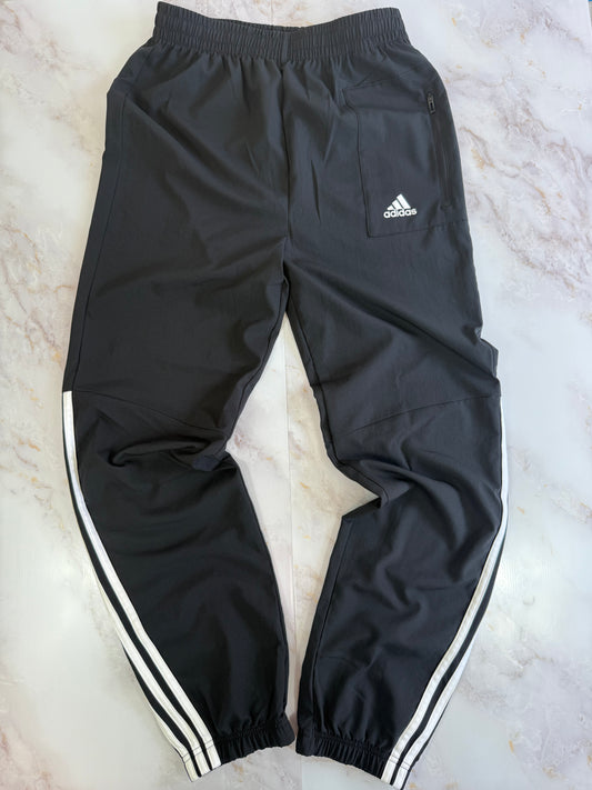 adidas アディダス ジャージパンツ ブラック | サイド3ライン・アジアSサイズ・軽量リサイクル素材使用 🏷️ 商品説明：