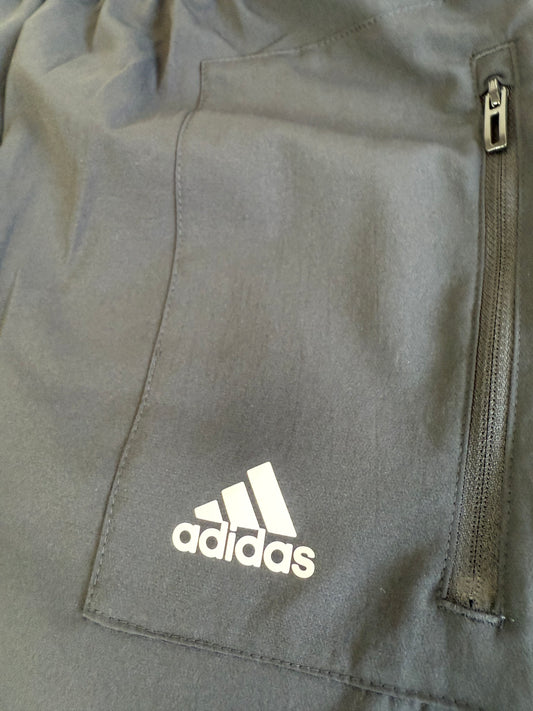 adidas アディダス ジャージパンツ ブラック | サイド3ライン・アジアSサイズ・軽量リサイクル素材使用 🏷️ 商品説明：