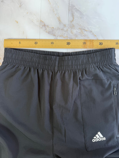 adidas アディダス ジャージパンツ ブラック | サイド3ライン・アジアSサイズ・軽量リサイクル素材使用 🏷️ 商品説明：