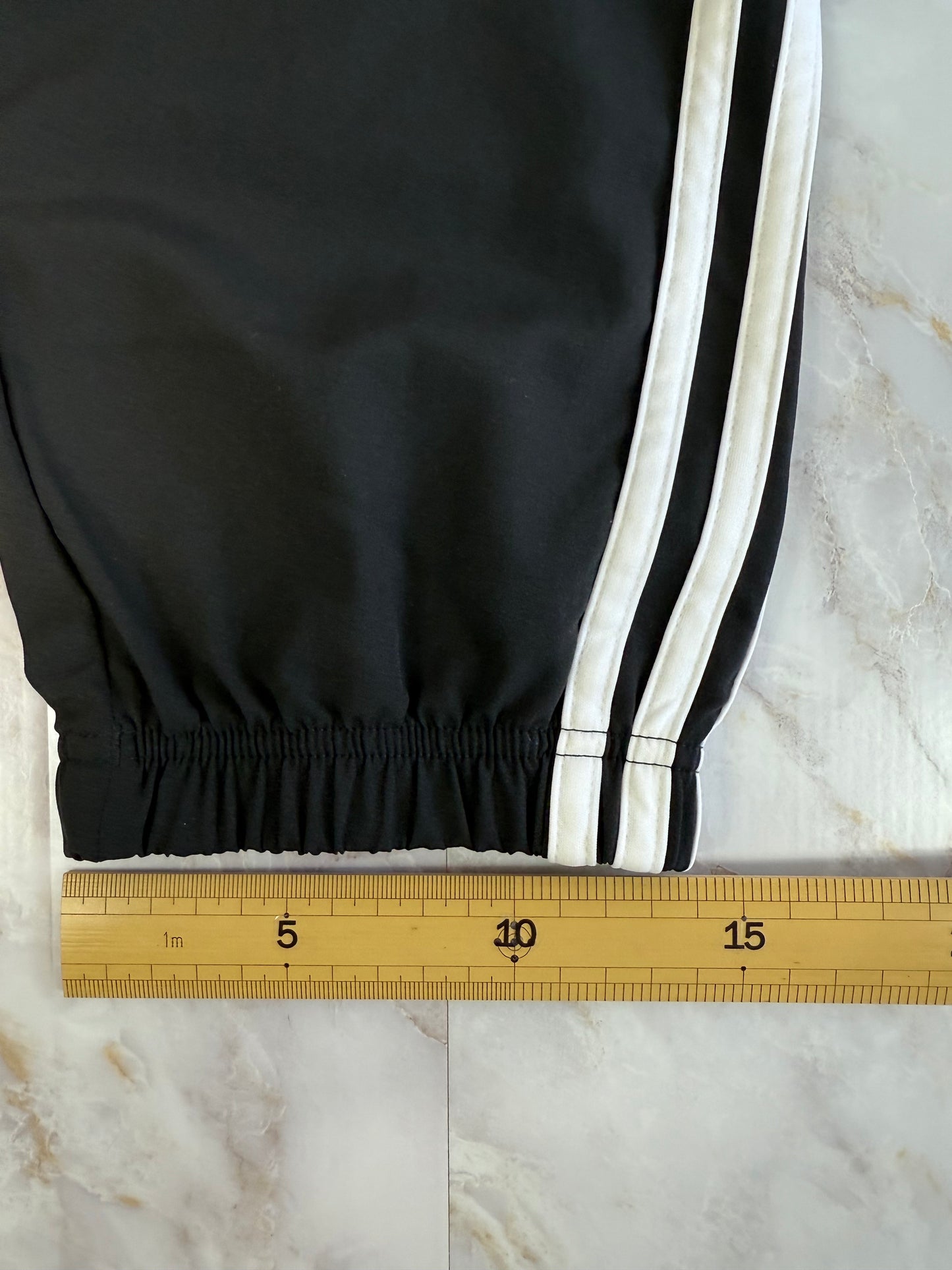 adidas アディダス ジャージパンツ ブラック | サイド3ライン・アジアSサイズ・軽量リサイクル素材使用 🏷️ 商品説明：