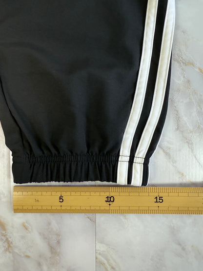 adidas アディダス ジャージパンツ ブラック | サイド3ライン・アジアSサイズ・軽量リサイクル素材使用 🏷️ 商品説明：