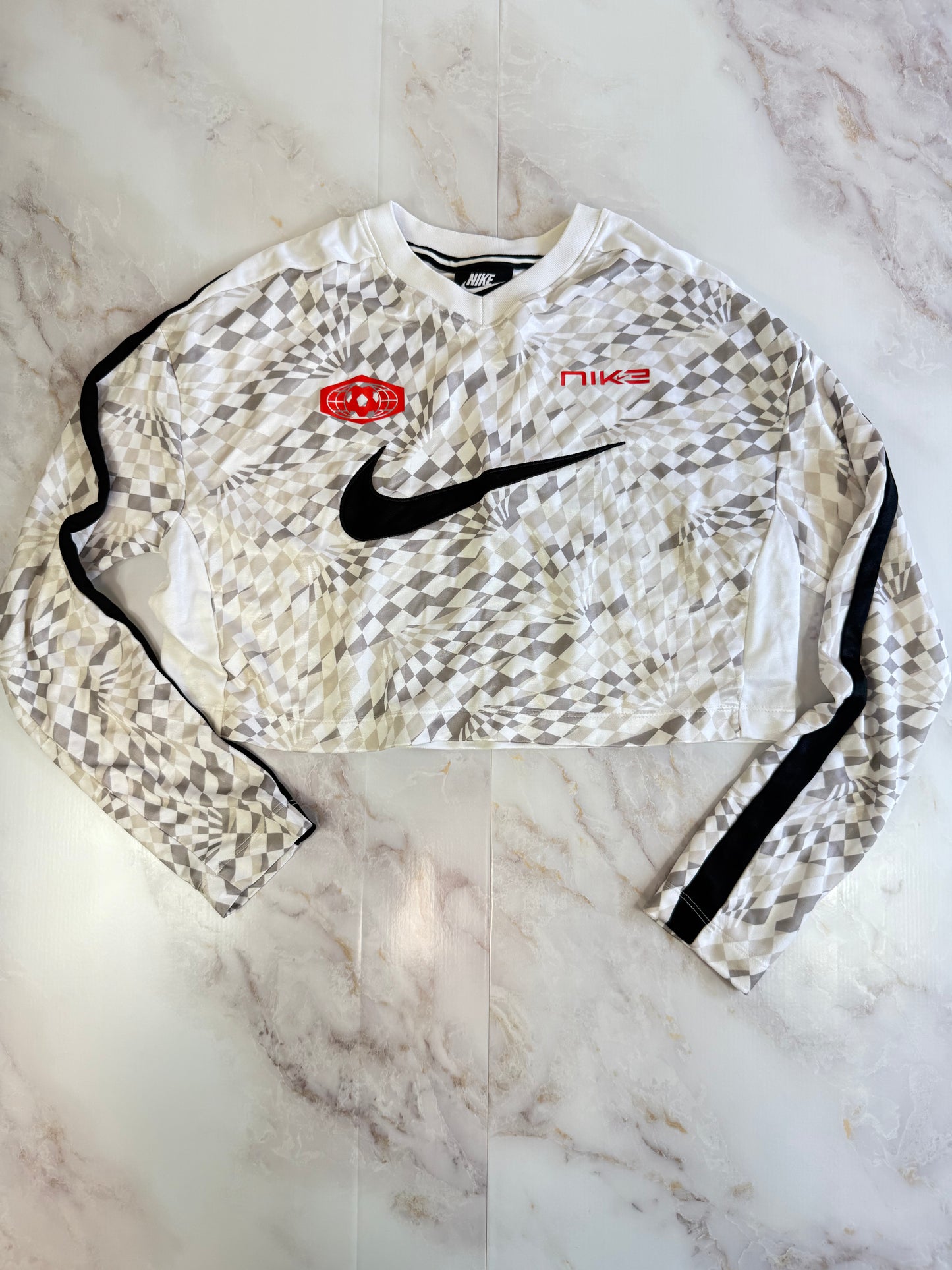 【NIKE】ナイキ ロングスリーブ クロップドトップ スポーツウェア 幾何学デザイン Mサイズ相当 レディース ストリート系 ホワイト×グレー×ブラック