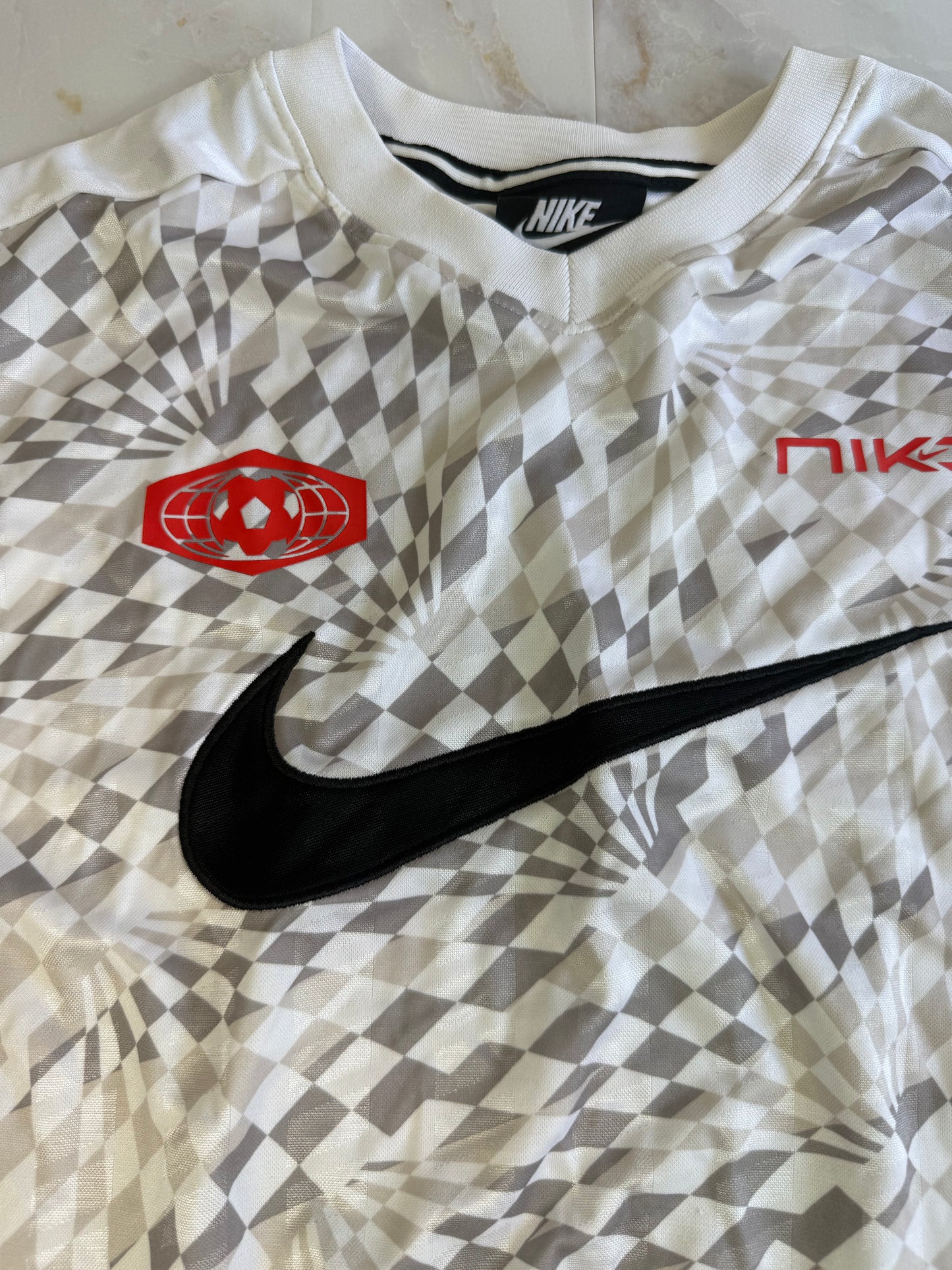 【NIKE】ナイキ ロングスリーブ クロップドトップ スポーツウェア 幾何学デザイン Mサイズ相当 レディース ストリート系 ホワイト×グレー×ブラック