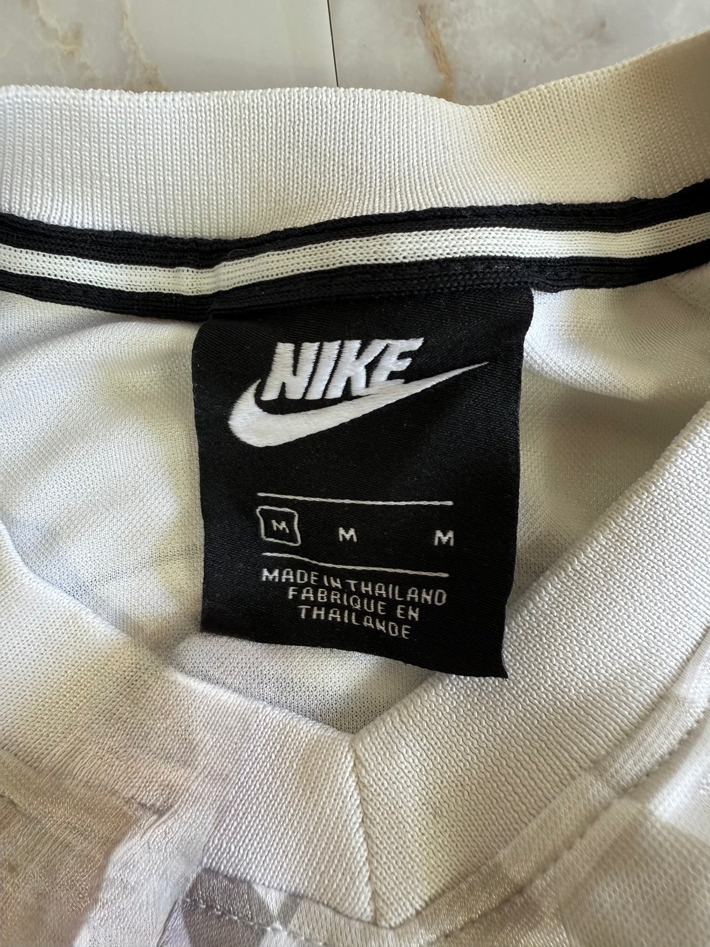 【NIKE】ナイキ ロングスリーブ クロップドトップ スポーツウェア 幾何学デザイン Mサイズ相当 レディース ストリート系 ホワイト×グレー×ブラック