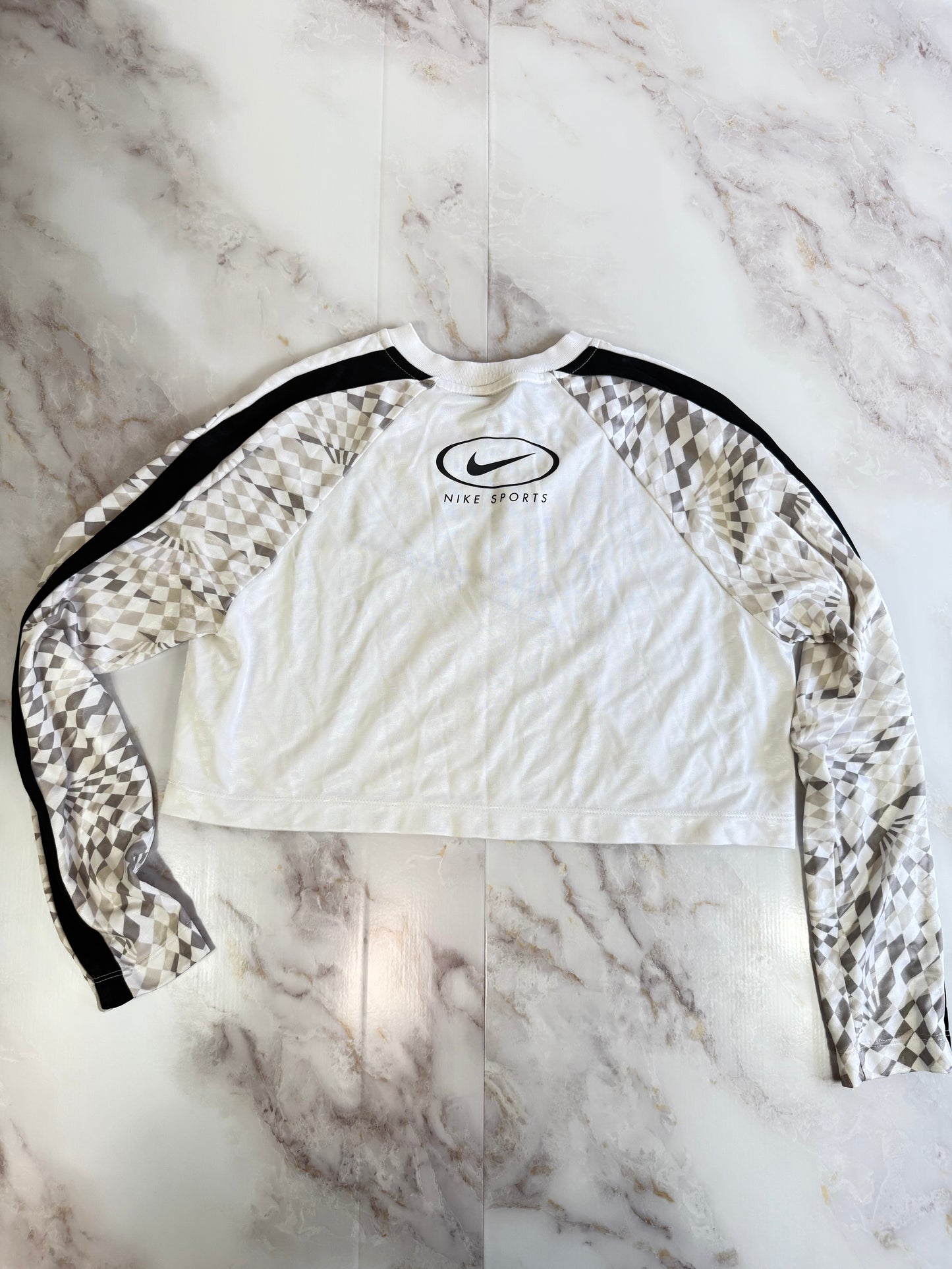 【NIKE】ナイキ ロングスリーブ クロップドトップ スポーツウェア 幾何学デザイン Mサイズ相当 レディース ストリート系 ホワイト×グレー×ブラック