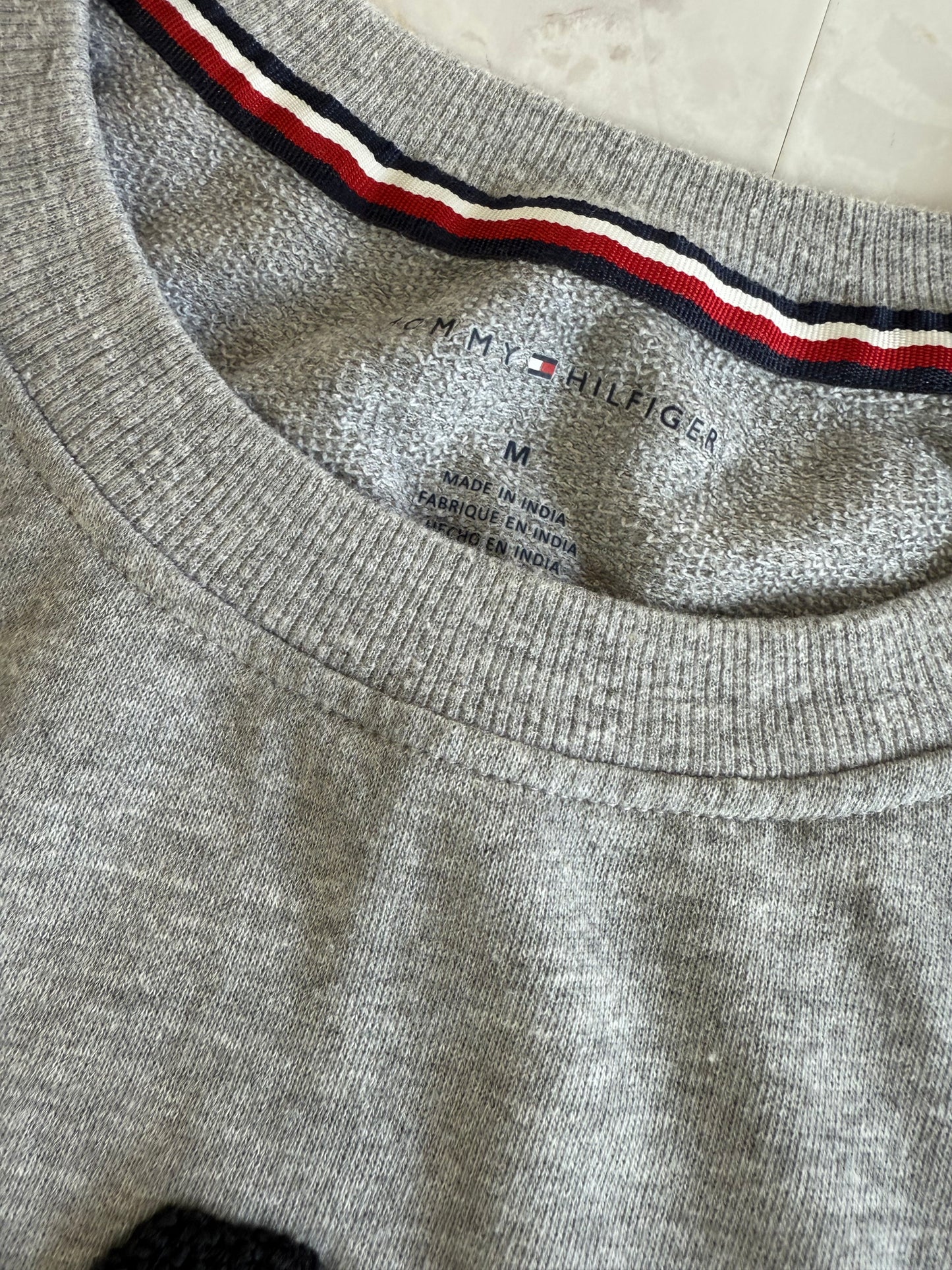 【TOMMY HILFIGER】ロゴ刺繍スウェット トレーナー グレー Mサイズ | シンプル×個性派デザインが魅力