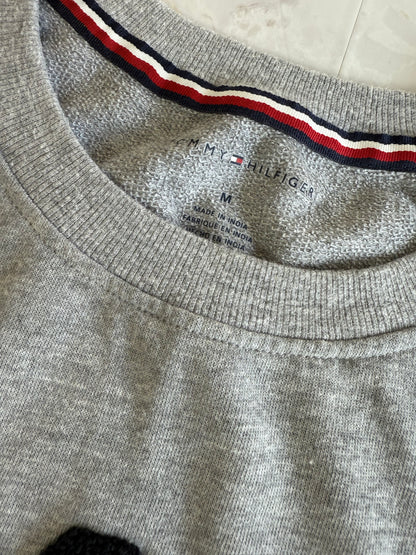 【TOMMY HILFIGER】ロゴ刺繍スウェット トレーナー グレー Mサイズ | シンプル×個性派デザインが魅力