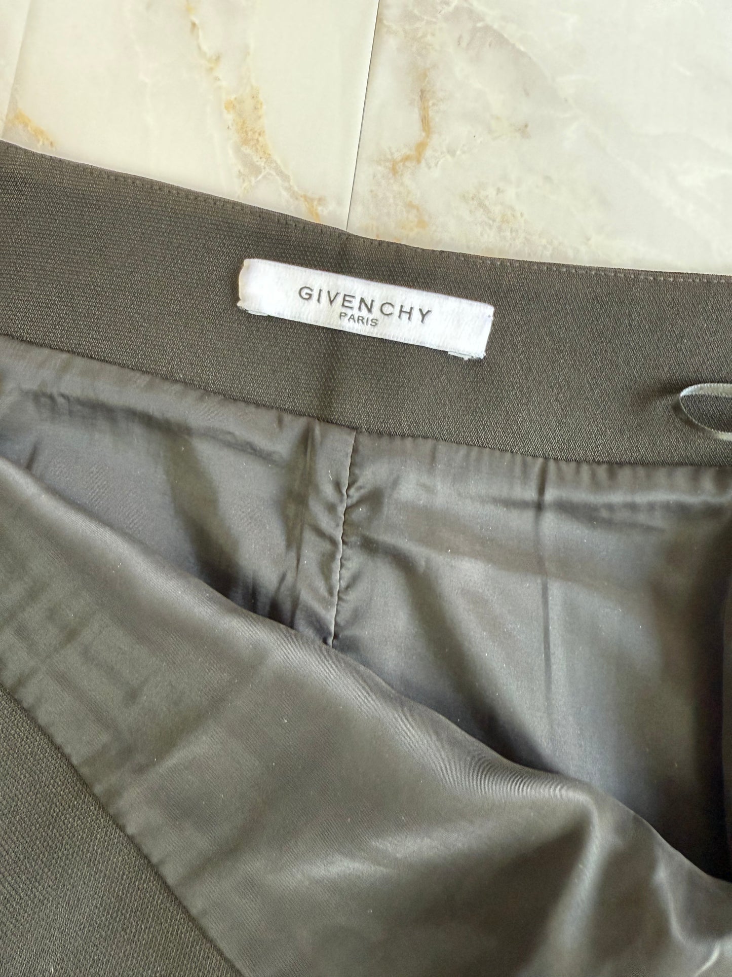 【GIVENCHY】プリーツ切替デザインタイトスカート｜シック＆エレガントなブラック | レディース 36（ウエスト約35cm/総丈約73cm）