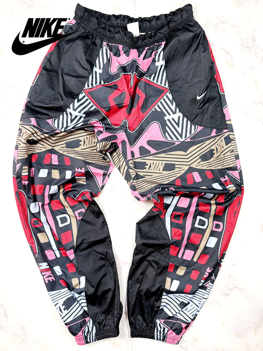【NIKE】総柄 トラックパンツ Mサイズ マルチカラー ブラック ピンク レッド ストリート スポーツウェア