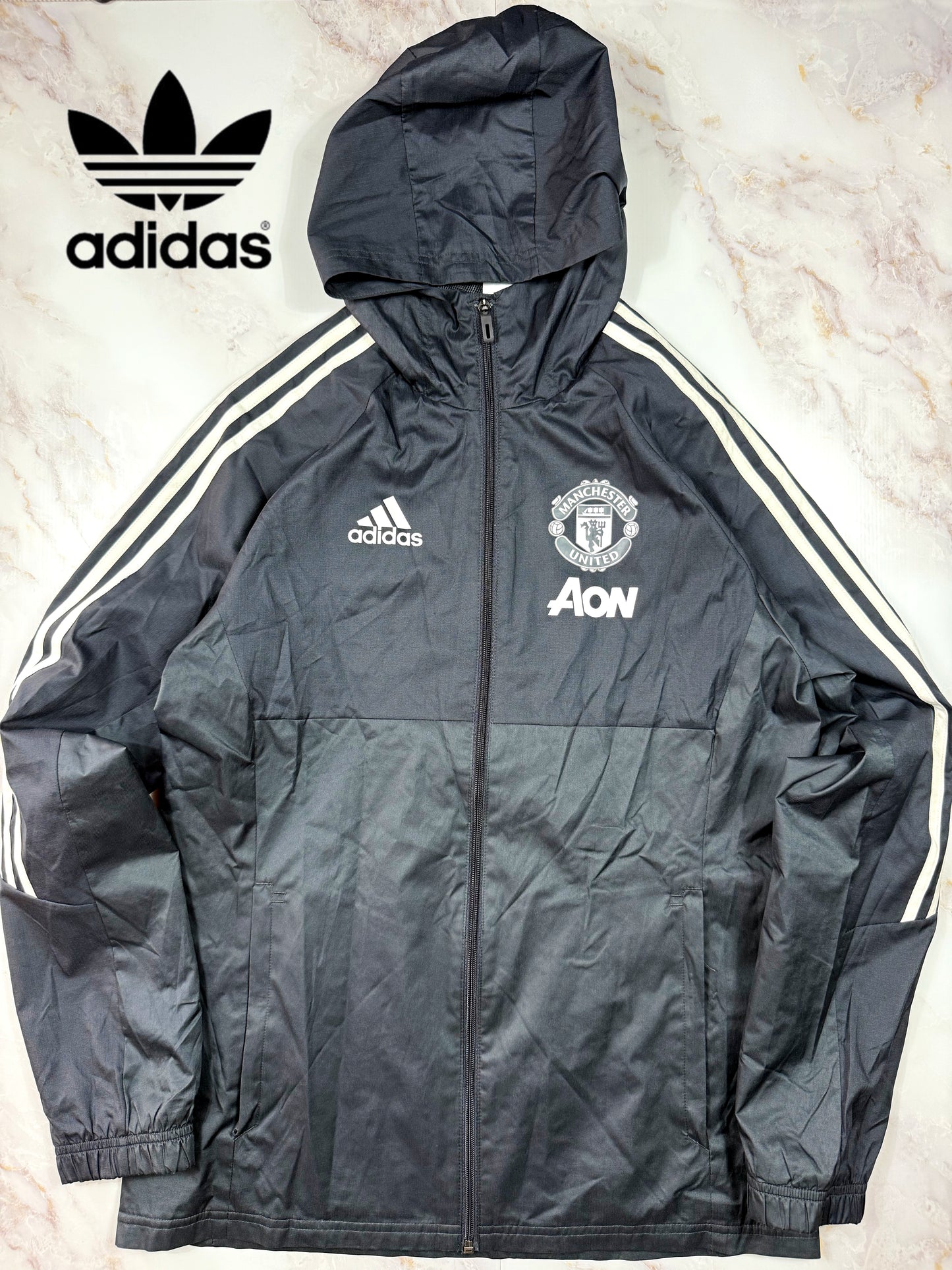 【adidas × Manchester United】マンチェスター・ユナイテッド AON スポンサーロゴ入り ウィンドブレーカー パーカー ブラック Lサイズ相当