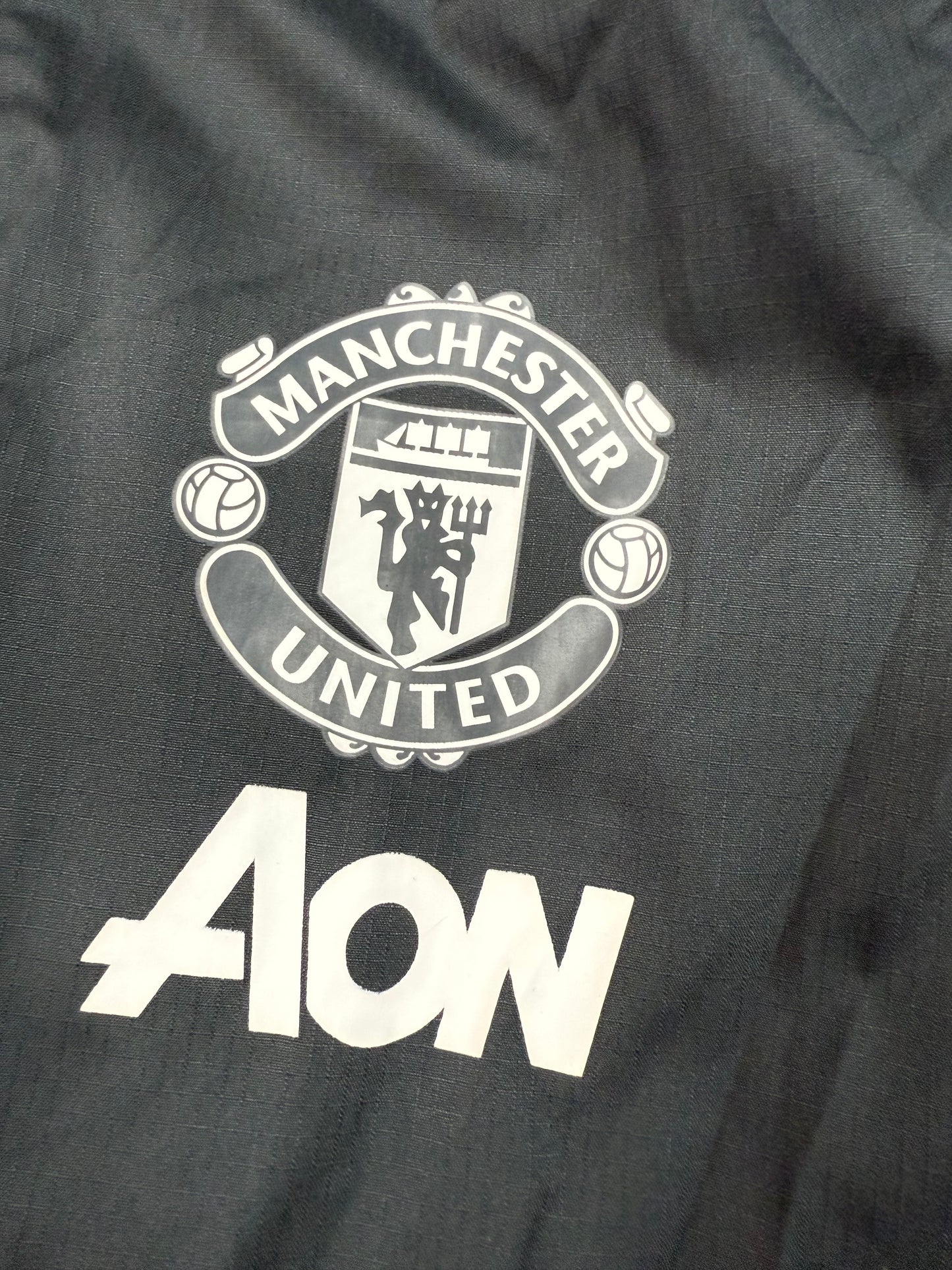 【adidas × Manchester United】マンチェスター・ユナイテッド AON スポンサーロゴ入り ウィンドブレーカー パーカー ブラック Lサイズ相当