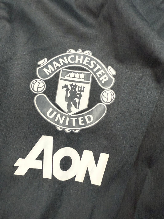 【adidas × Manchester United】マンチェスター・ユナイテッド AON スポンサーロゴ入り ウィンドブレーカー パーカー ブラック Lサイズ相当