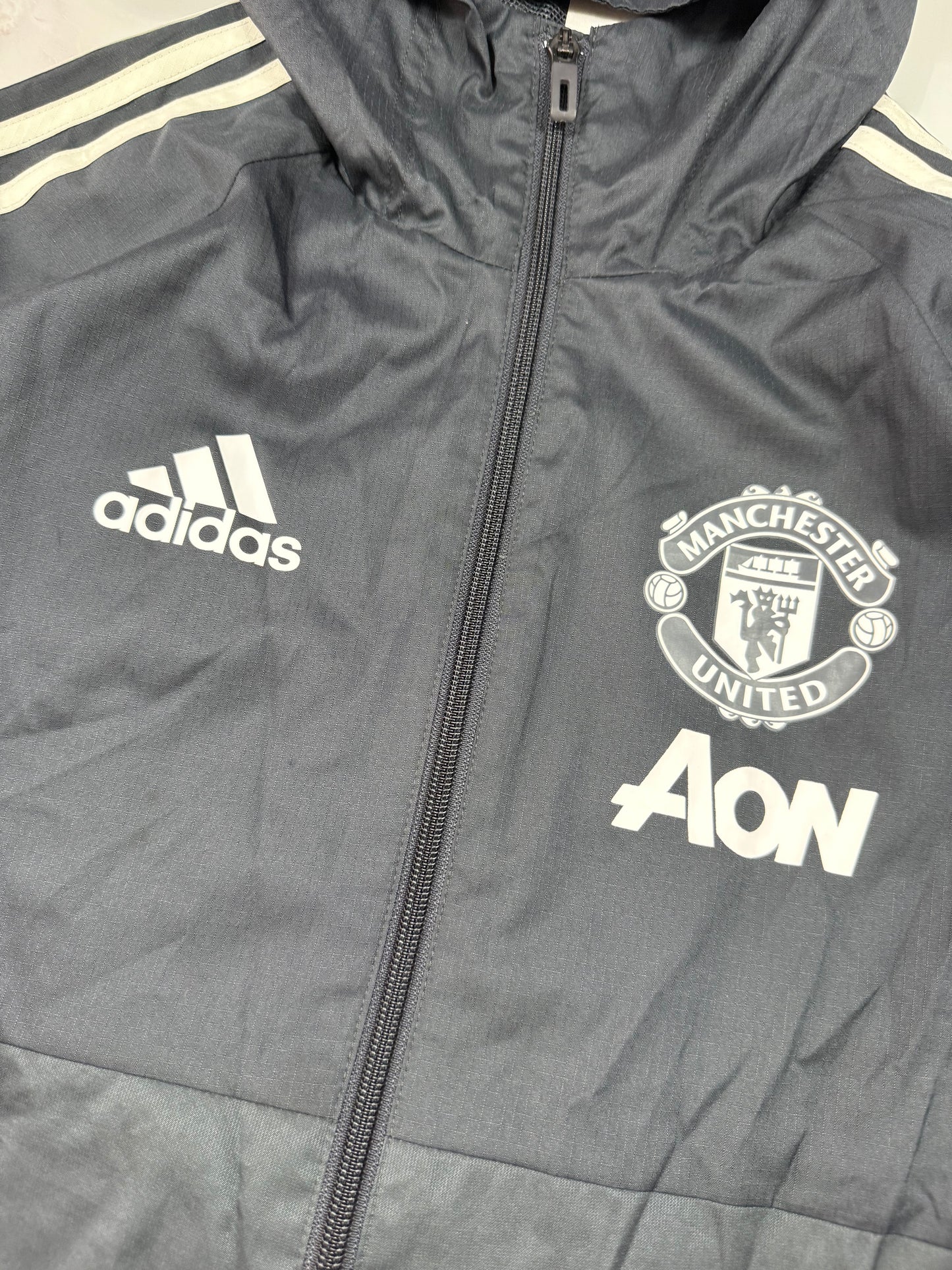 【adidas × Manchester United】マンチェスター・ユナイテッド AON スポンサーロゴ入り ウィンドブレーカー パーカー ブラック Lサイズ相当