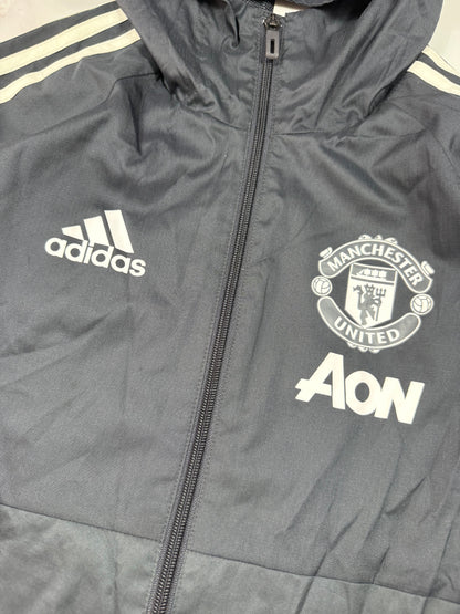 【adidas × Manchester United】マンチェスター・ユナイテッド AON スポンサーロゴ入り ウィンドブレーカー パーカー ブラック Lサイズ相当