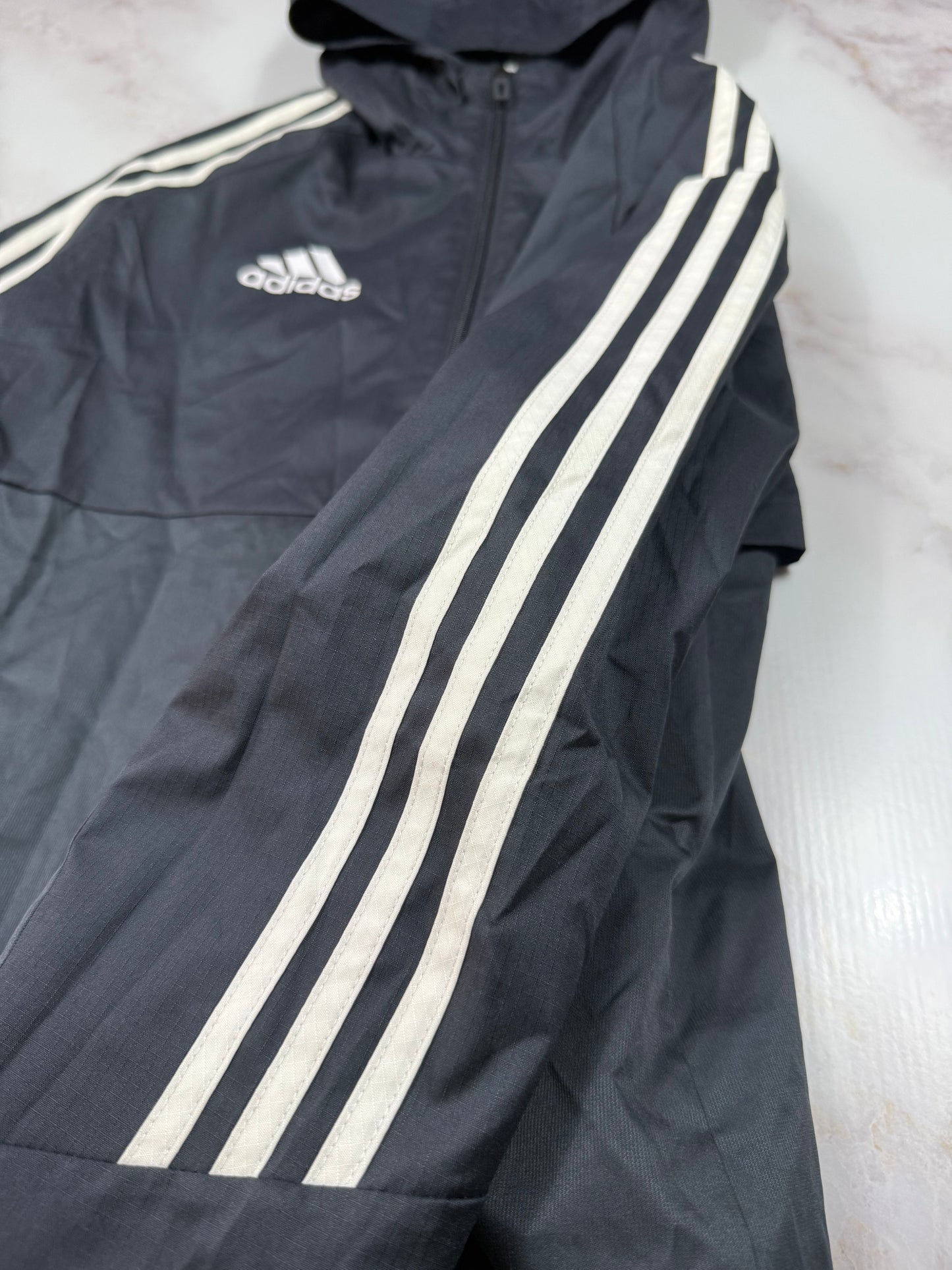 【adidas × Manchester United】マンチェスター・ユナイテッド AON スポンサーロゴ入り ウィンドブレーカー パーカー ブラック Lサイズ相当