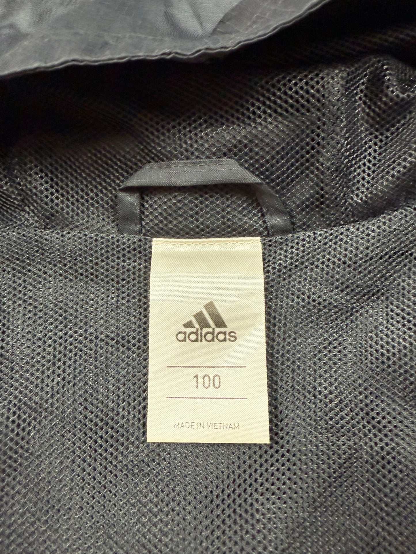 【adidas × Manchester United】マンチェスター・ユナイテッド AON スポンサーロゴ入り ウィンドブレーカー パーカー ブラック Lサイズ相当