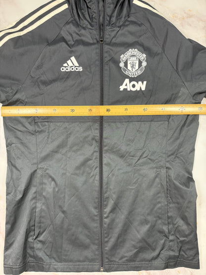 【adidas × Manchester United】マンチェスター・ユナイテッド AON スポンサーロゴ入り ウィンドブレーカー パーカー ブラック Lサイズ相当