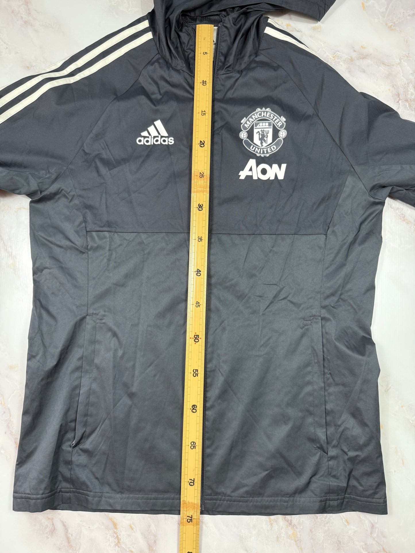 【adidas × Manchester United】マンチェスター・ユナイテッド AON スポンサーロゴ入り ウィンドブレーカー パーカー ブラック Lサイズ相当