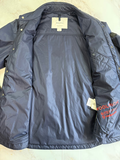 WOOLRICH（ウールリッチ）ナイロン シャツジャケット メンズS ネイビー 中綿入り PRIMALOFT／PER-TEX搭載