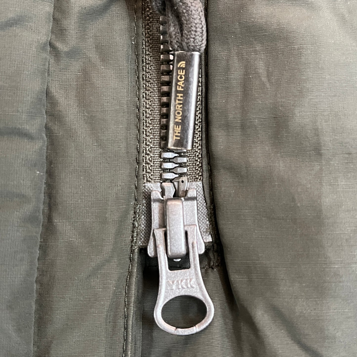 THE NORTH FACE（ザ・ノース・フェイス）ロングダウンコート メンズS（85）カーキ／フード付き・軽量・高保温モデル #15